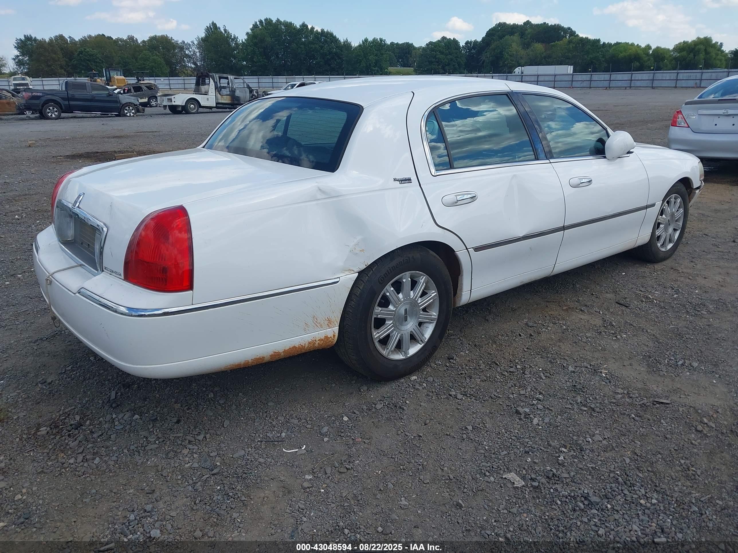 LINCOLN TOWN image 4