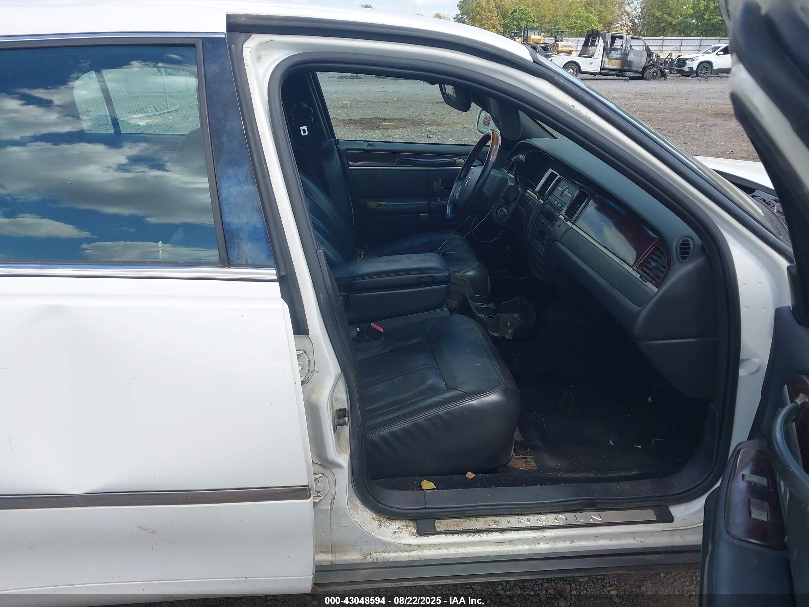 LINCOLN TOWN image 5