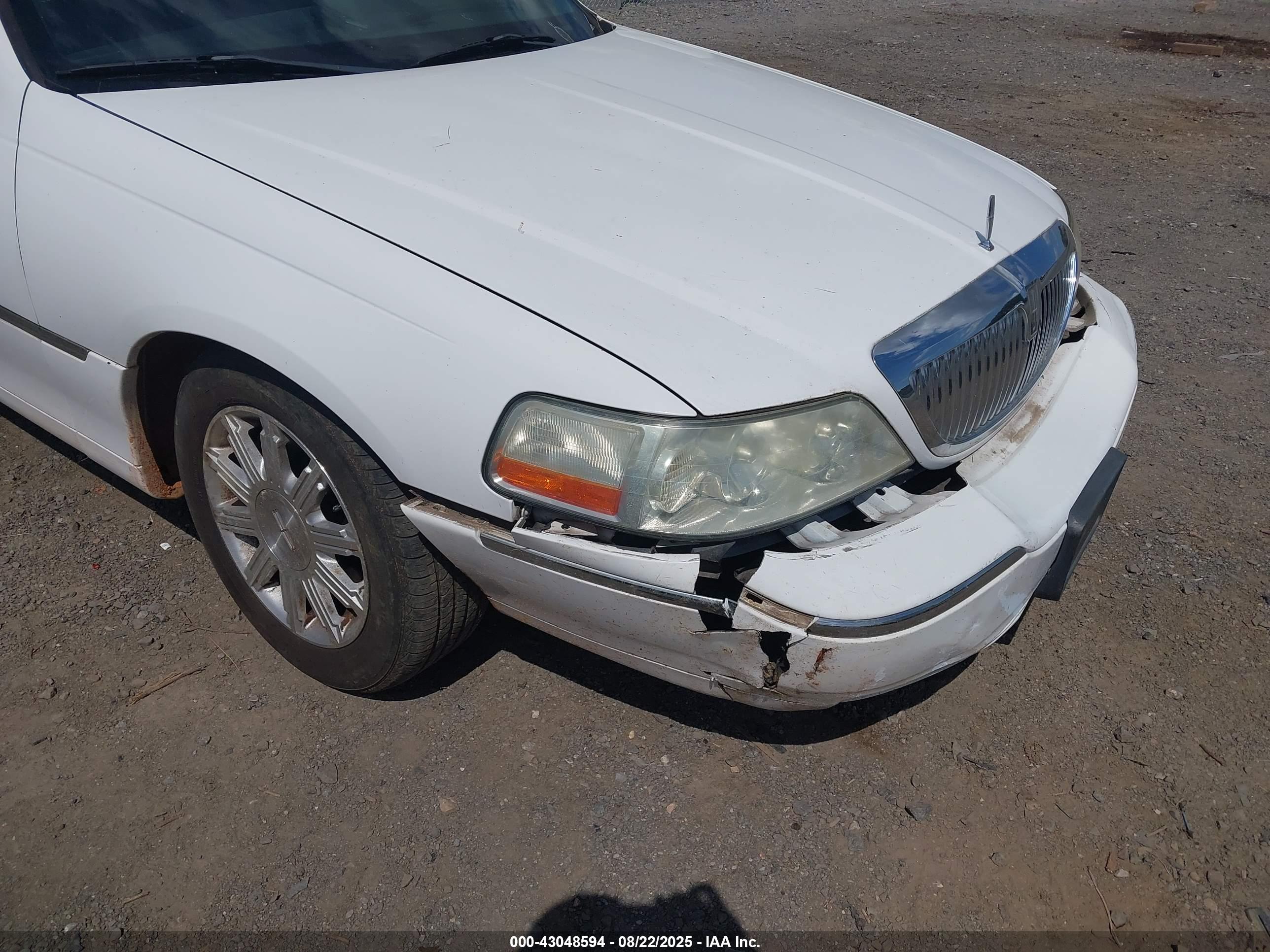 LINCOLN TOWN image 6