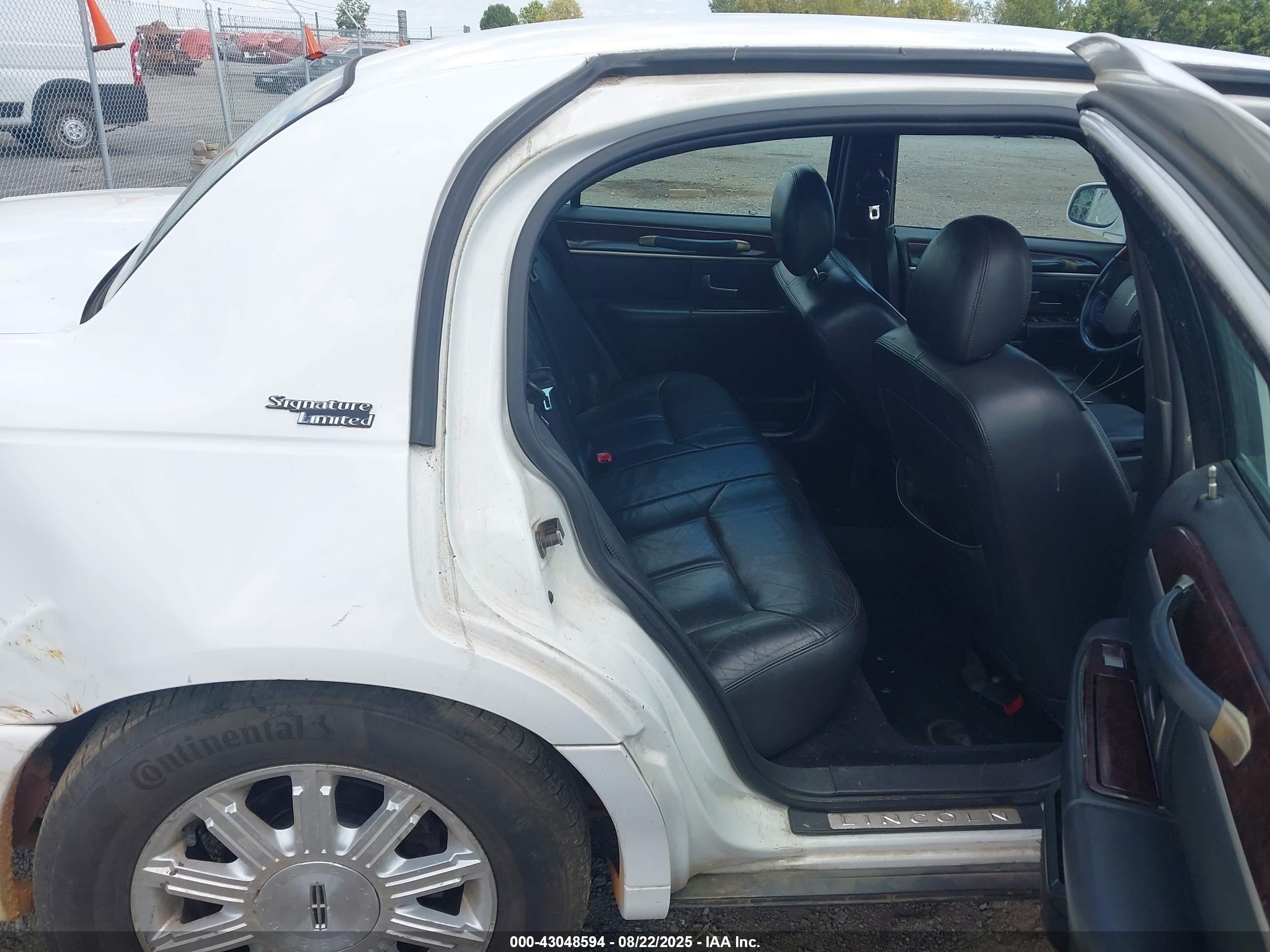 LINCOLN TOWN image 8