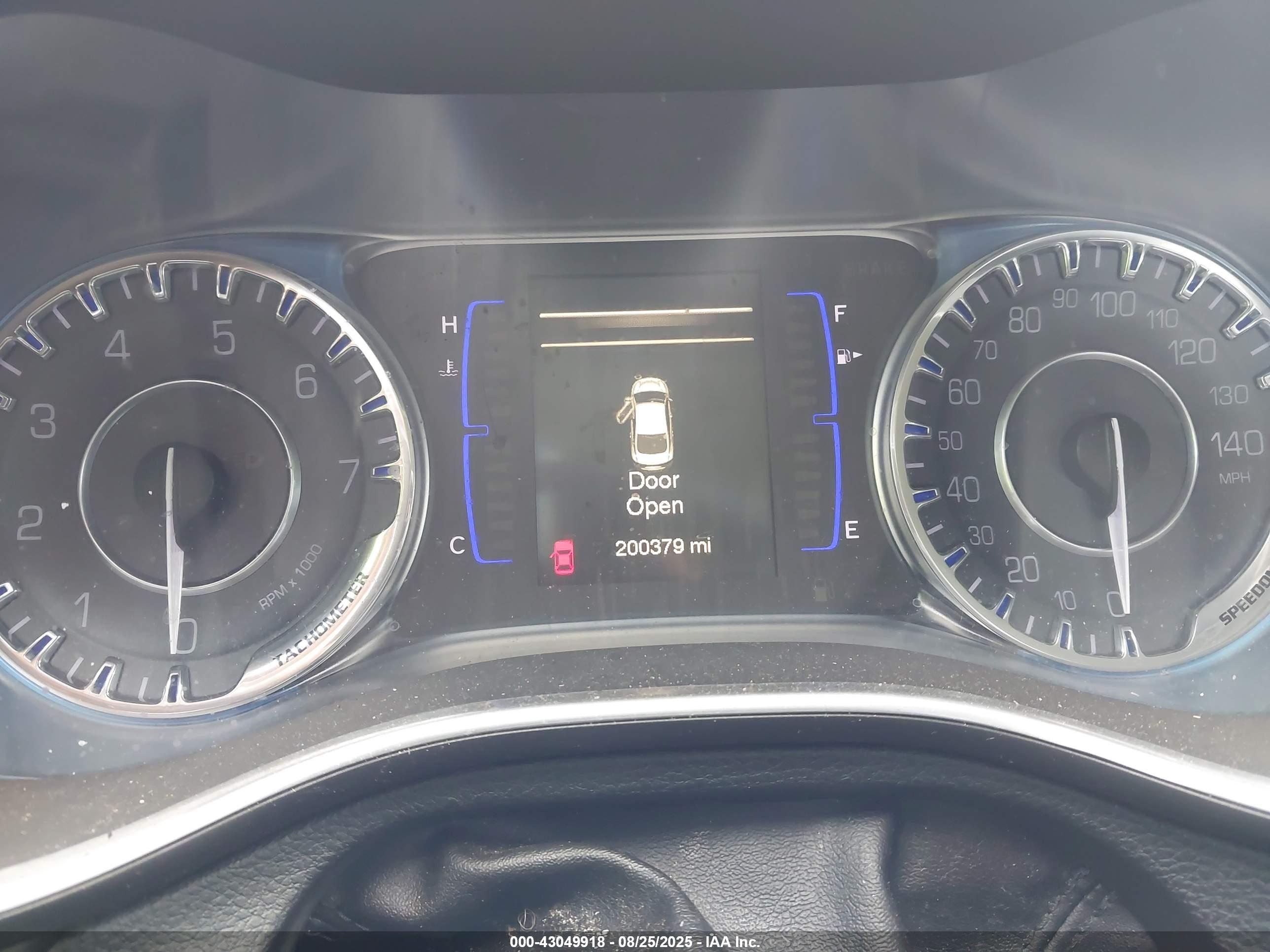 CHRYSLER 200 image 7