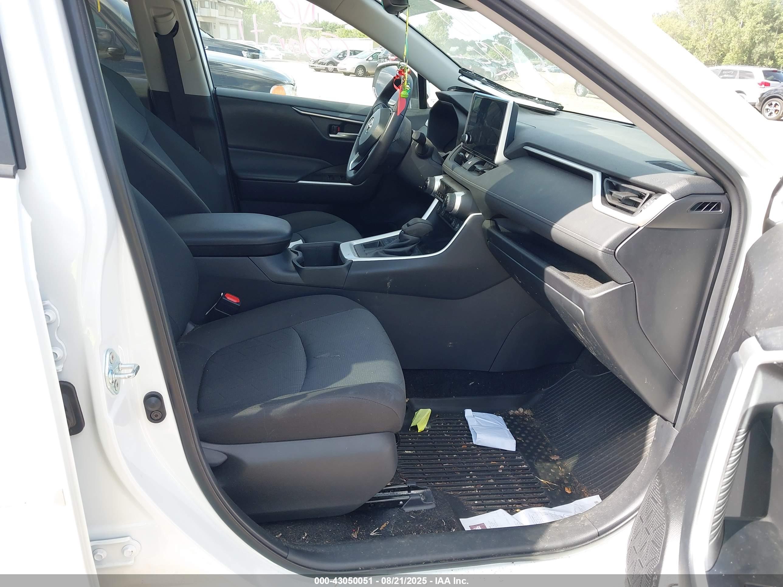 TOYOTA RAV4 image 5