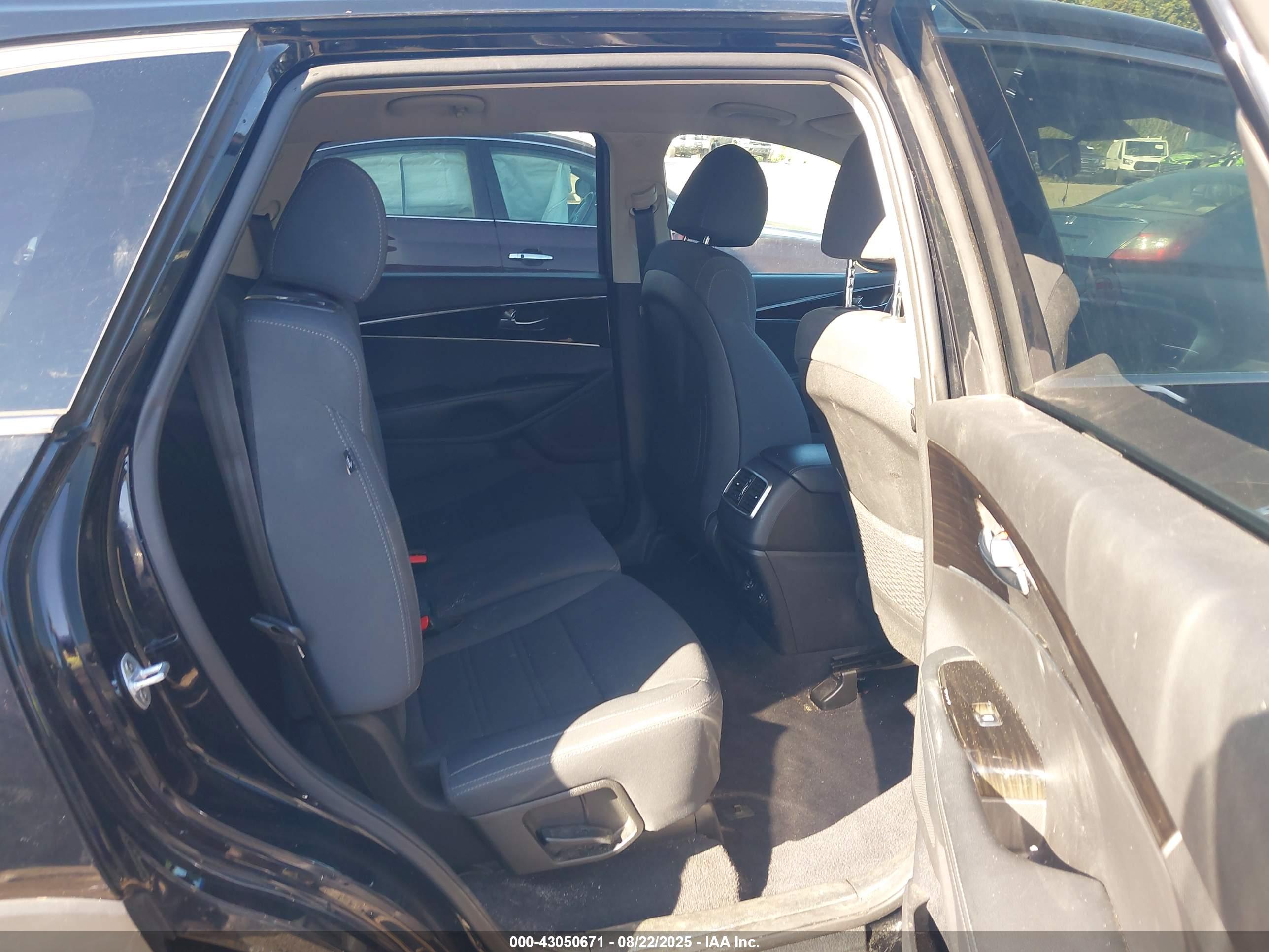KIA SORENTO image 8