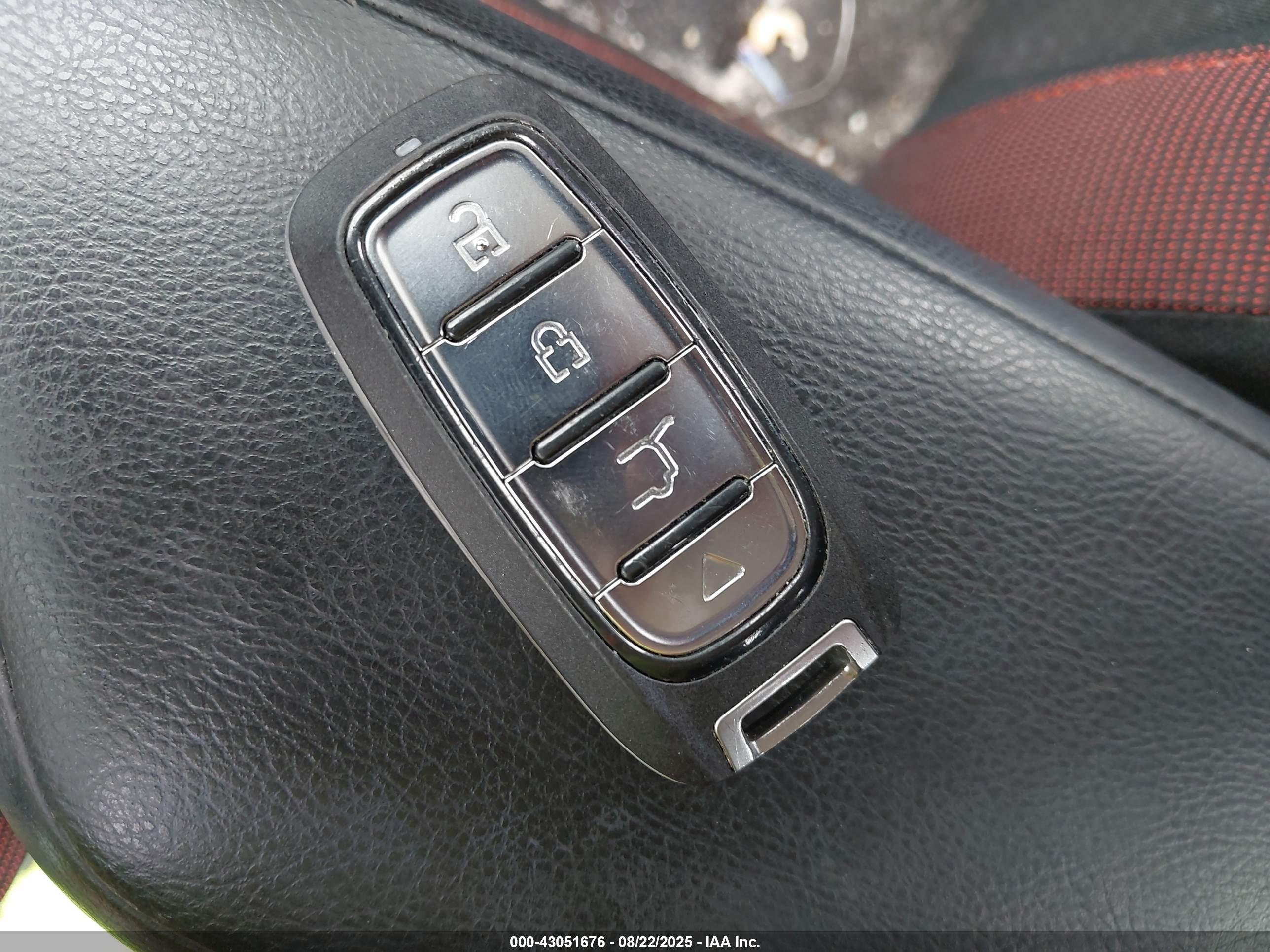 NISSAN VERSA image 11