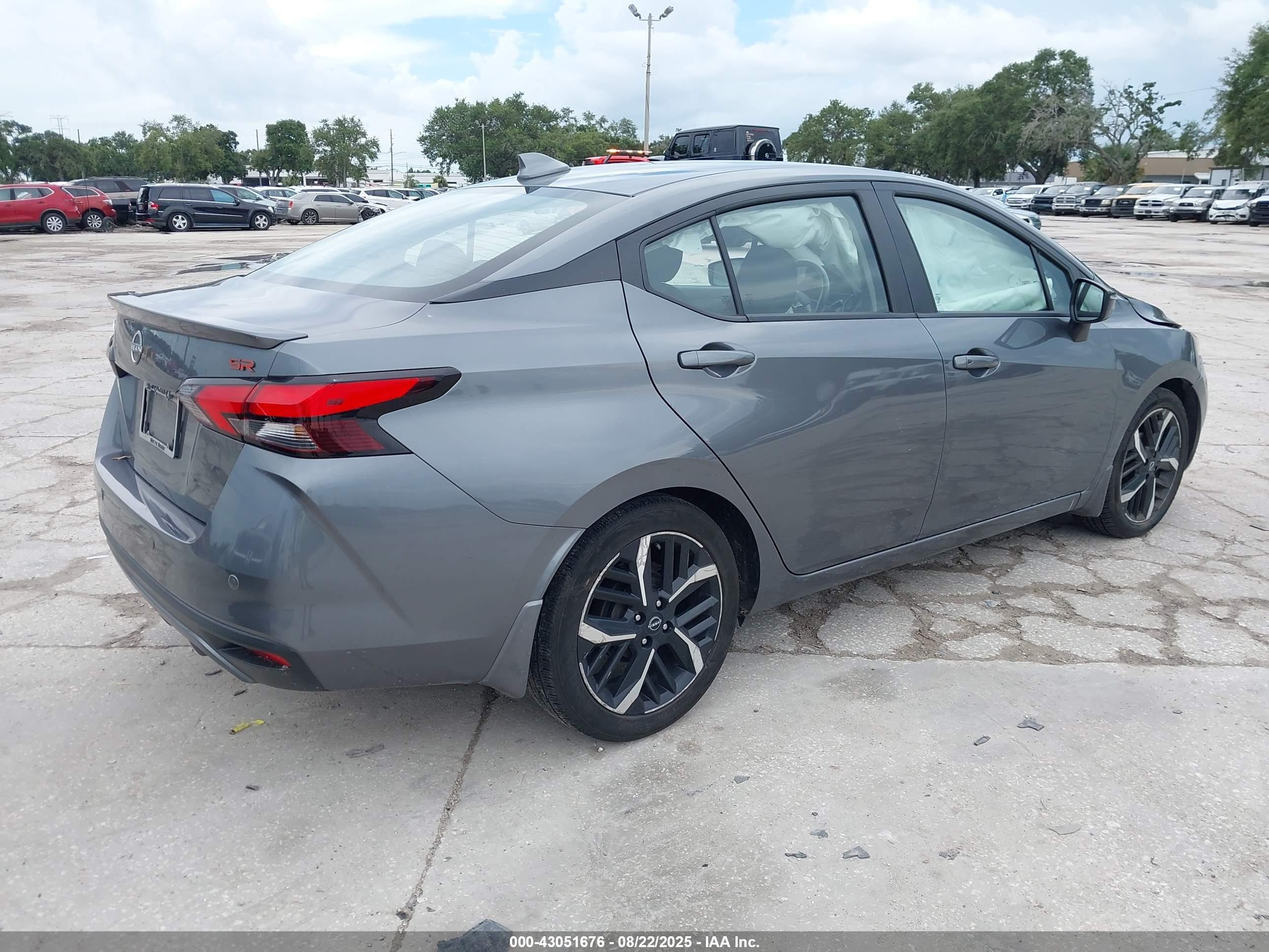 NISSAN VERSA image 4