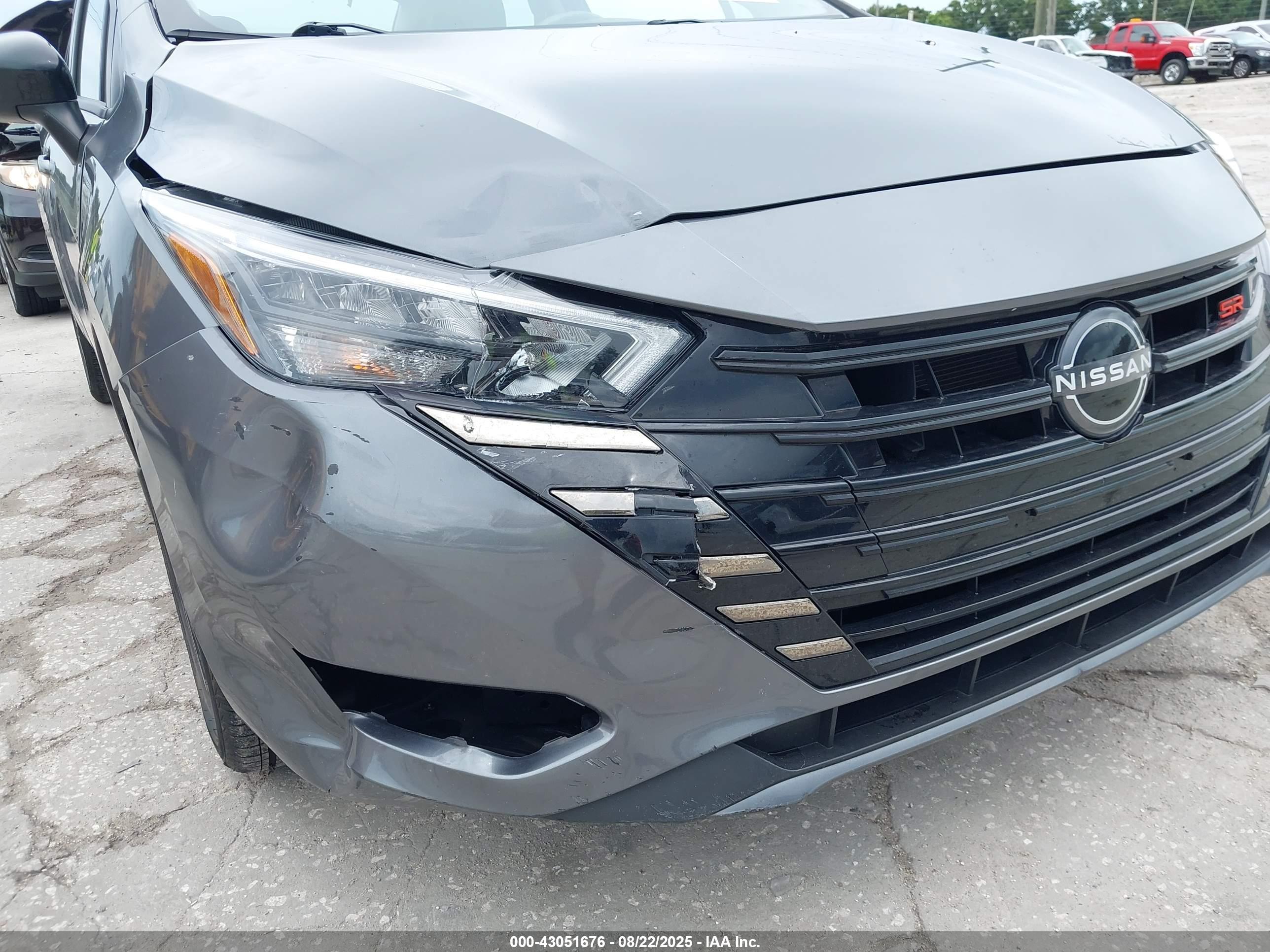 NISSAN VERSA image 6