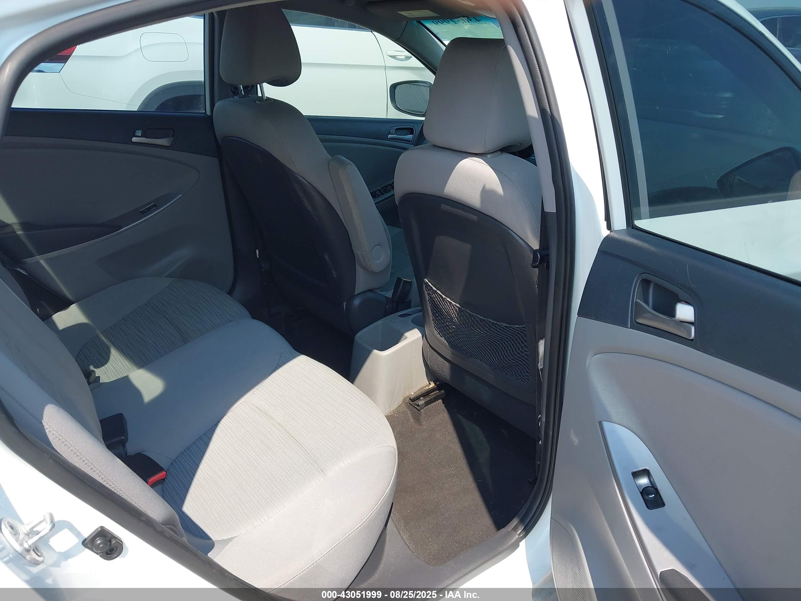 HYUNDAI ACCENT image 8