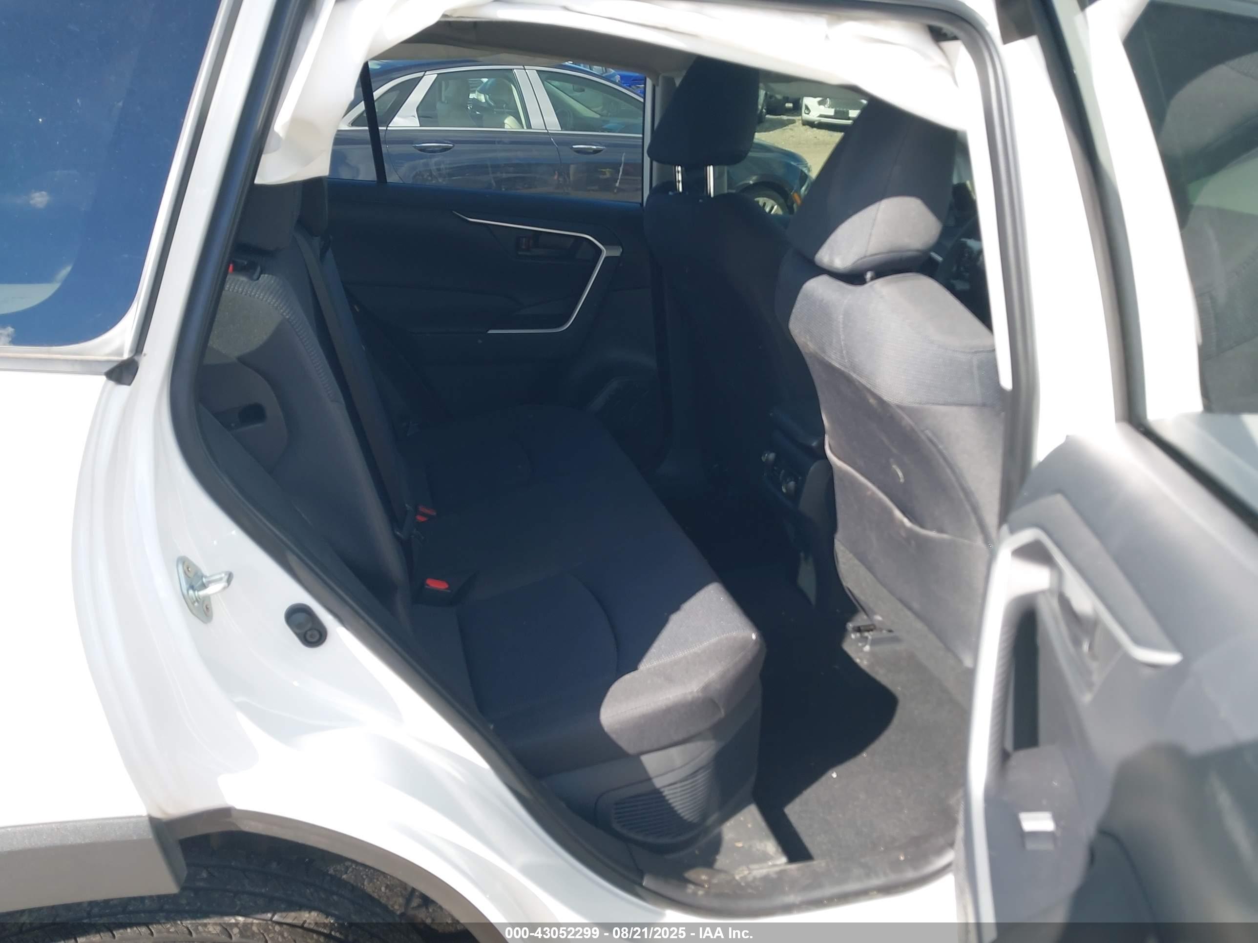 TOYOTA RAV4 image 8