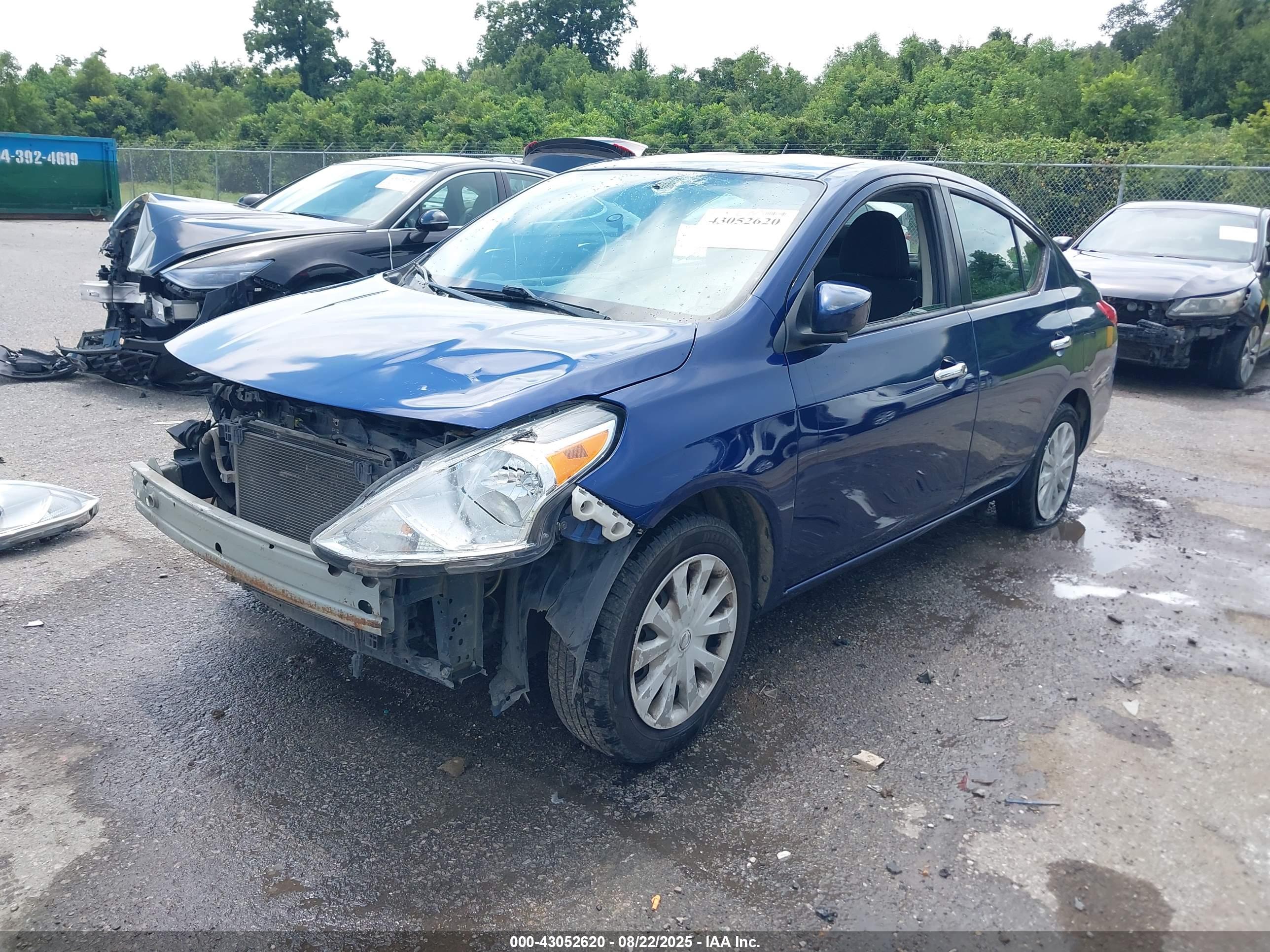 NISSAN VERSA image 2