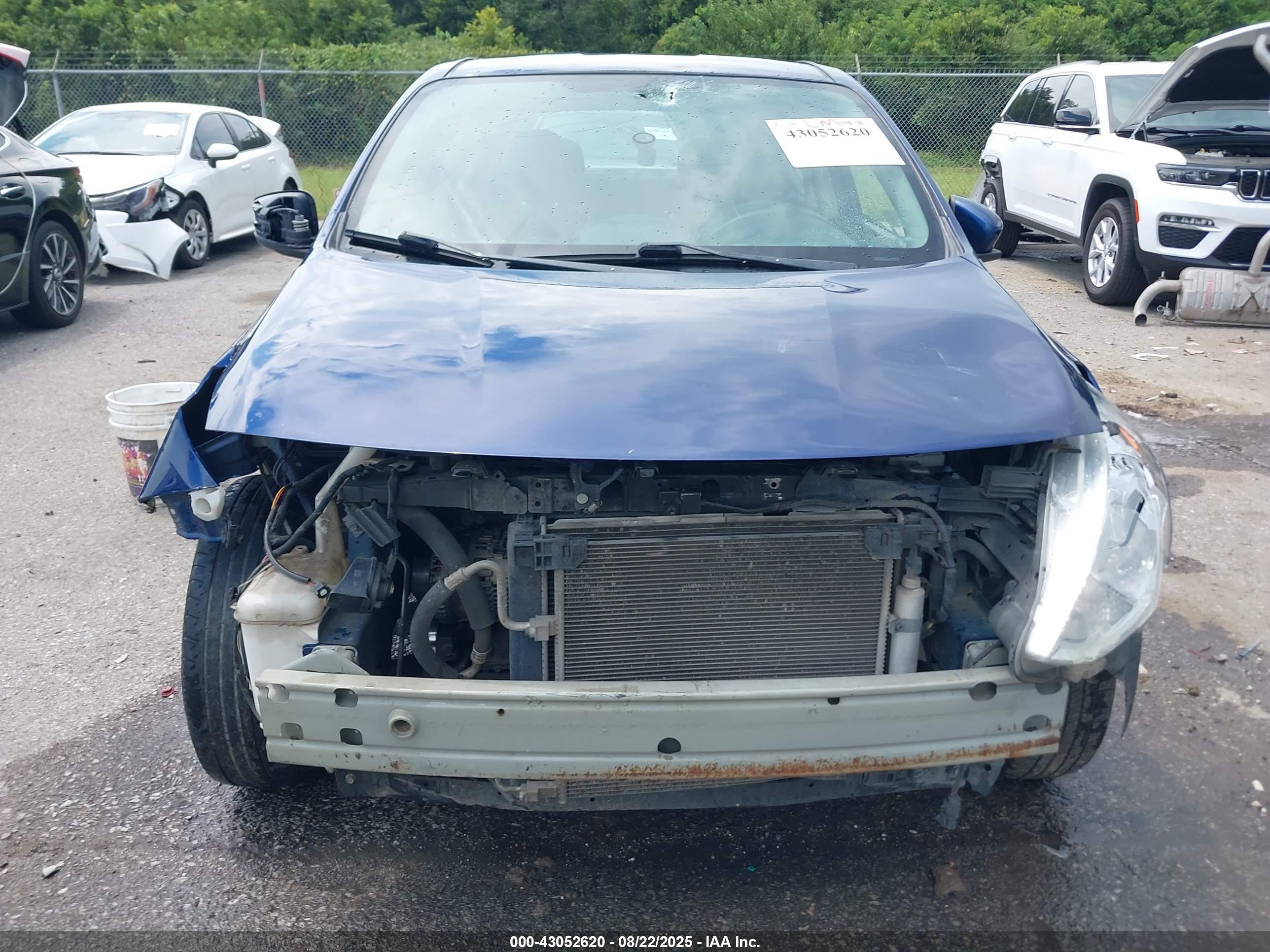 NISSAN VERSA image 6