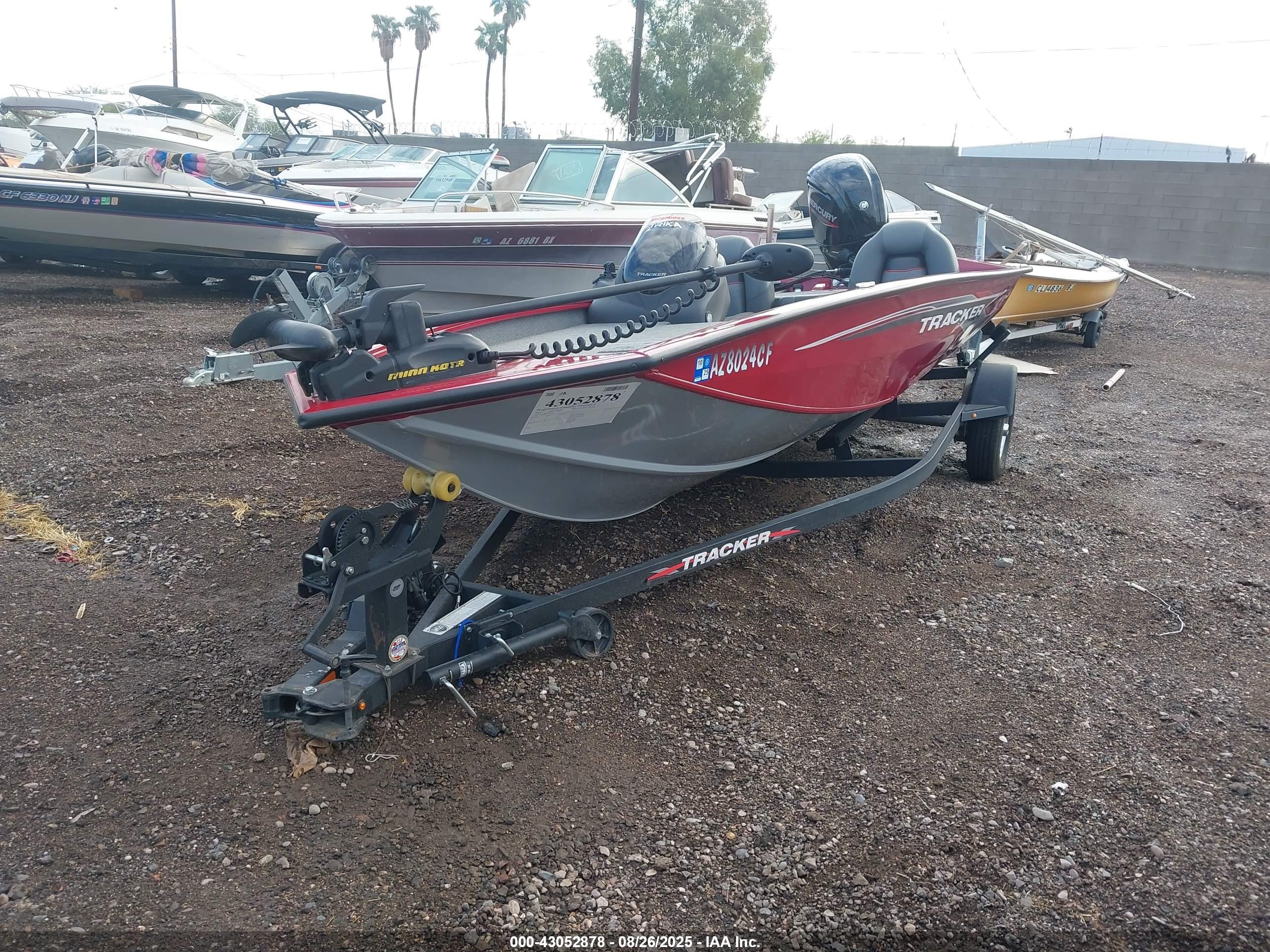 TRACKER BOAT image 2