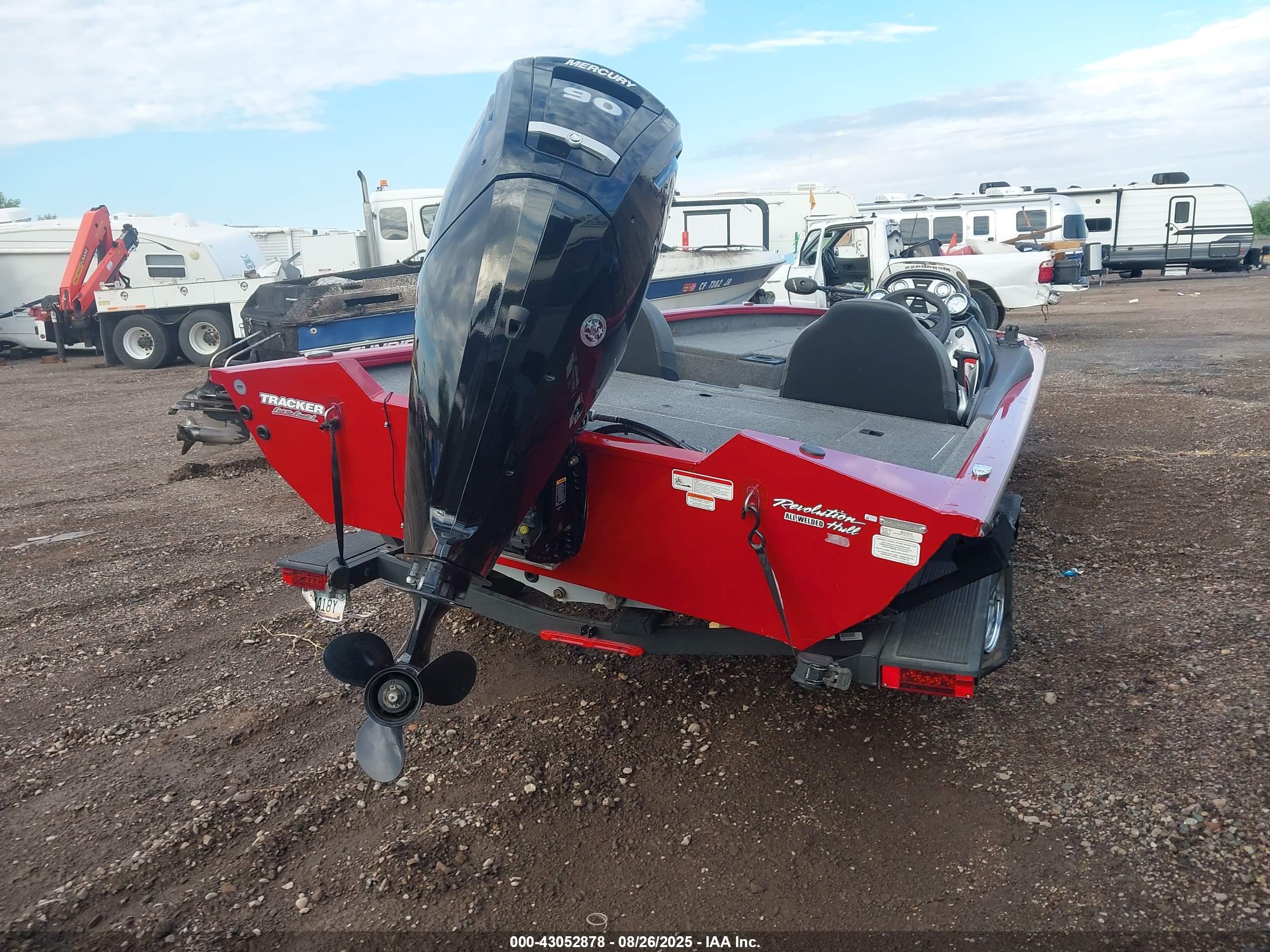 TRACKER BOAT image 4