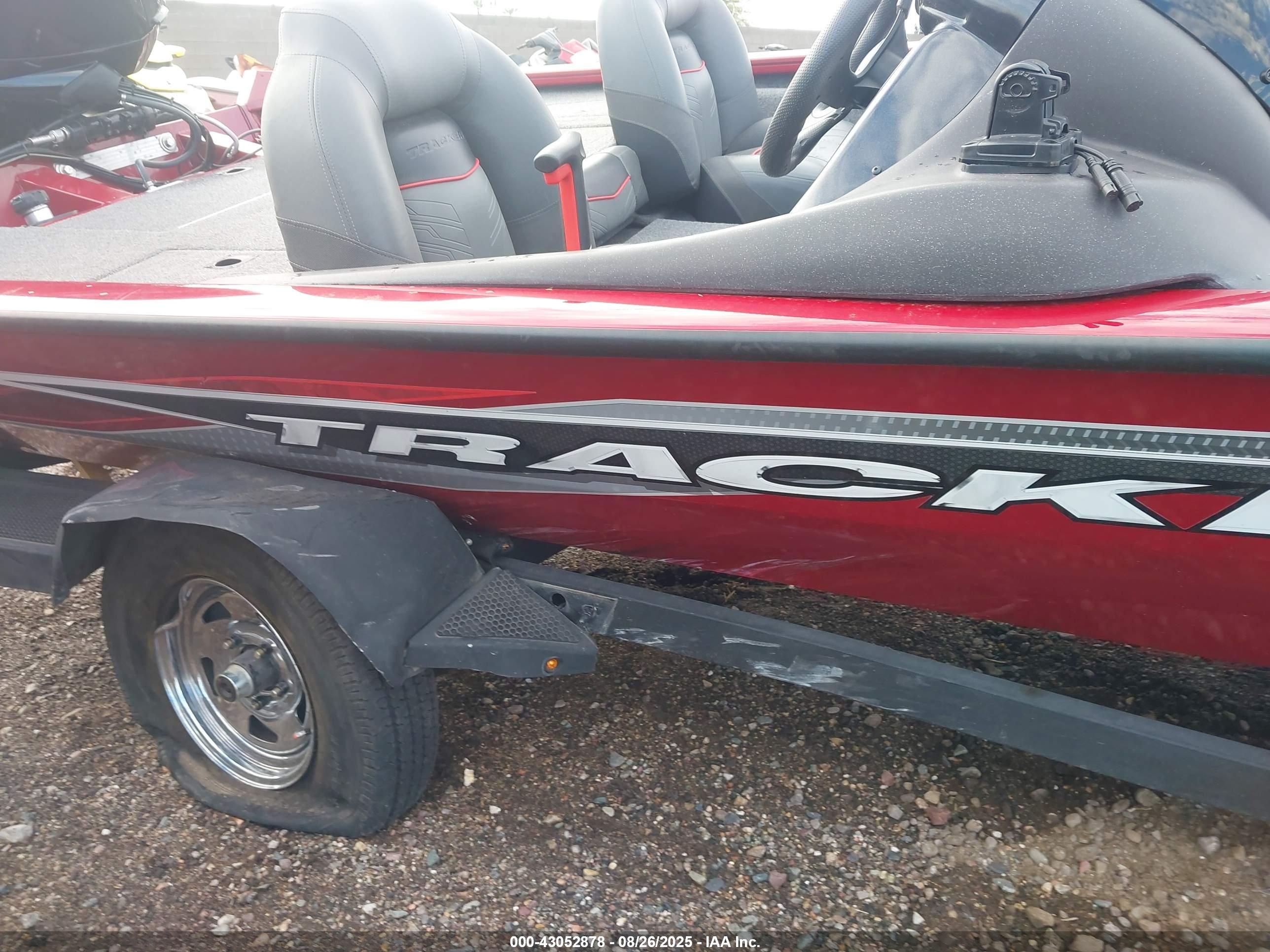 TRACKER BOAT image 6