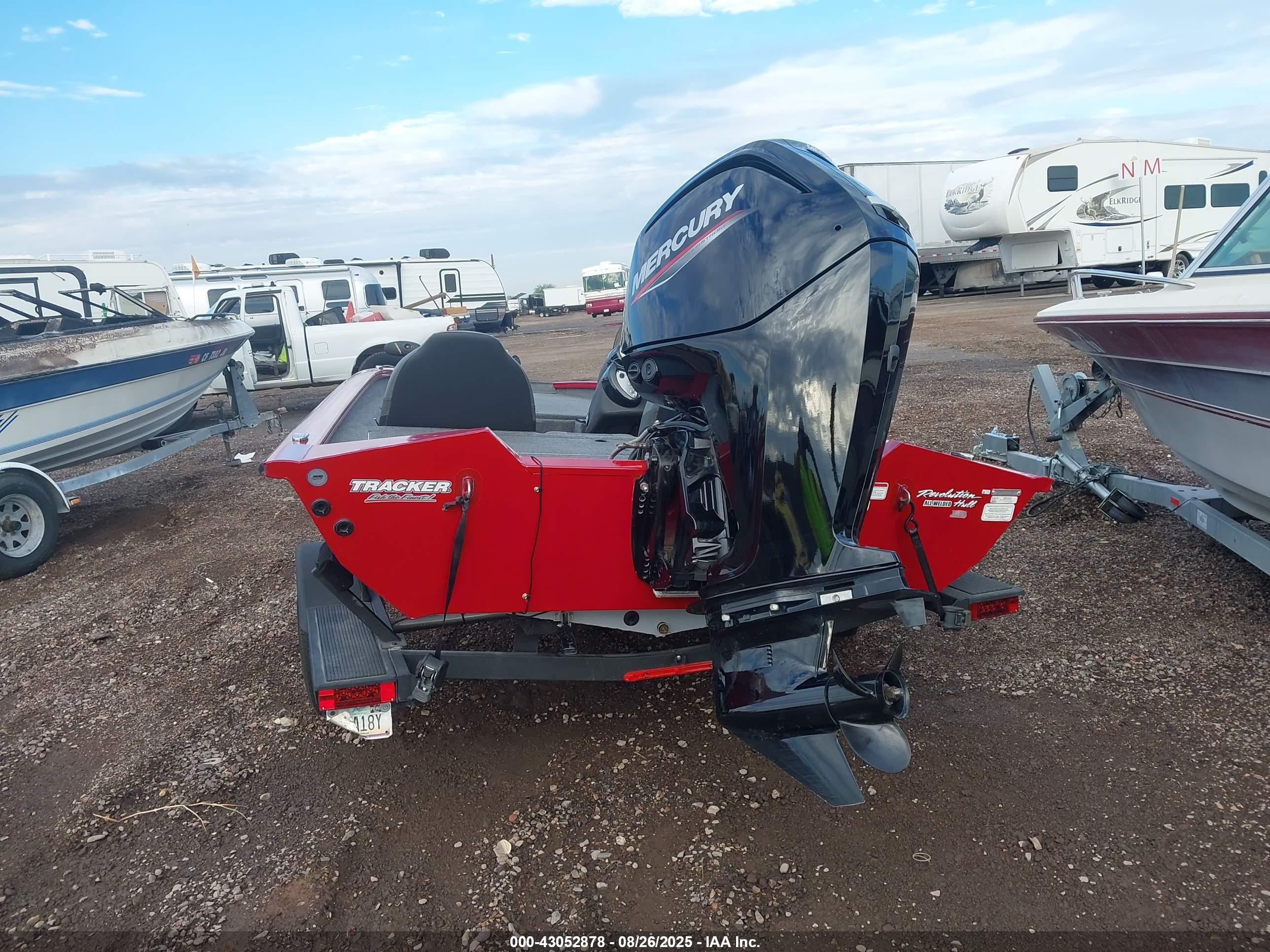 TRACKER BOAT image 7
