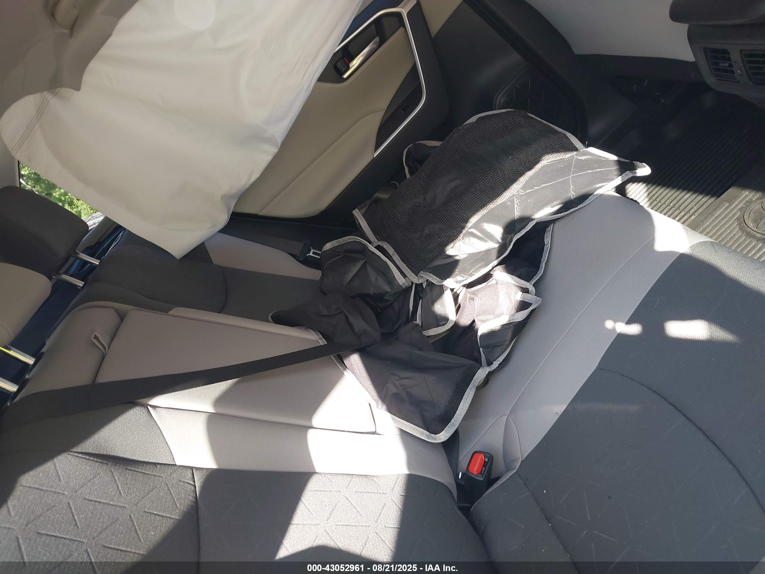 TOYOTA RAV4 image 8