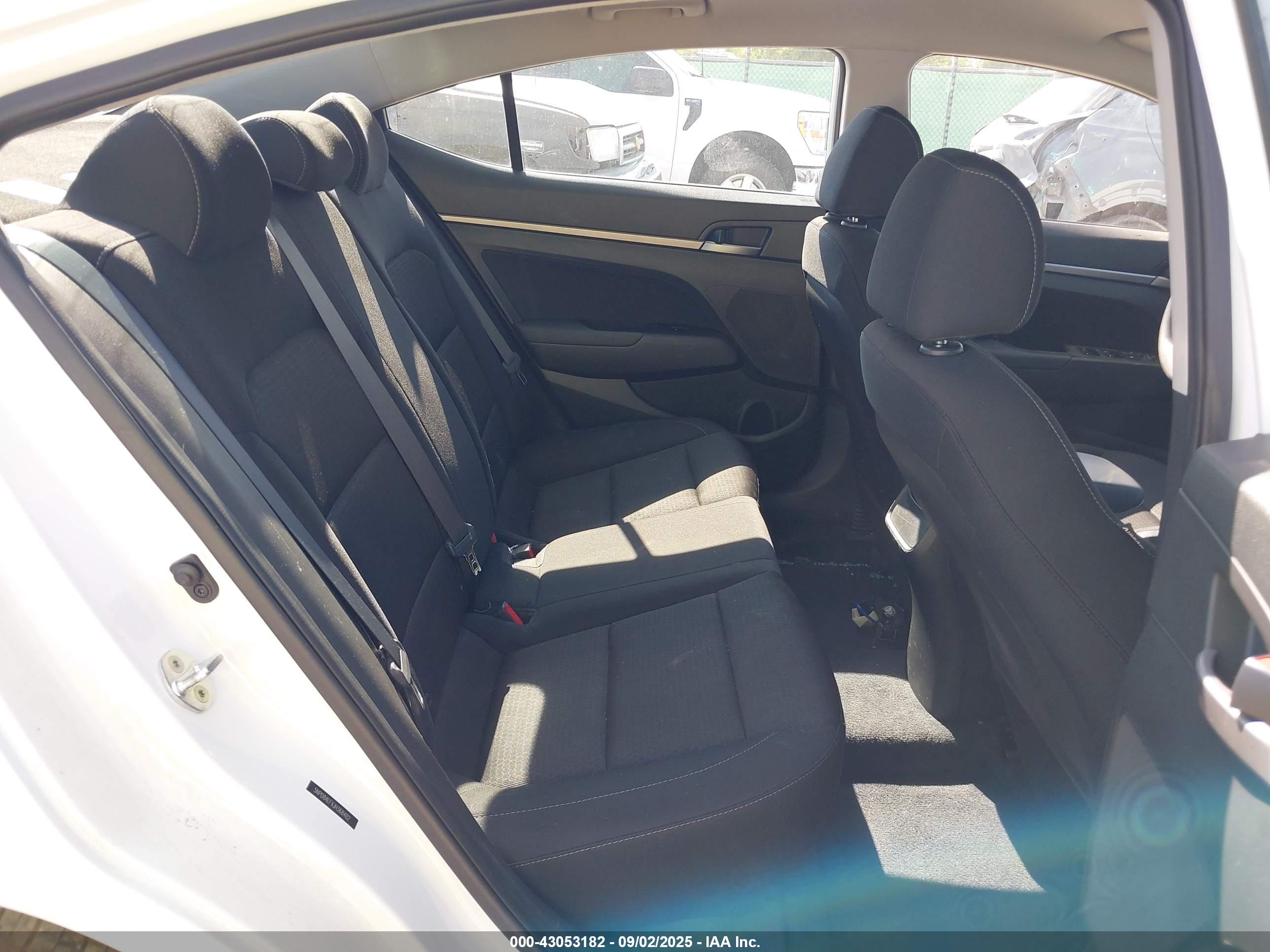 HYUNDAI ELANTRA image 8