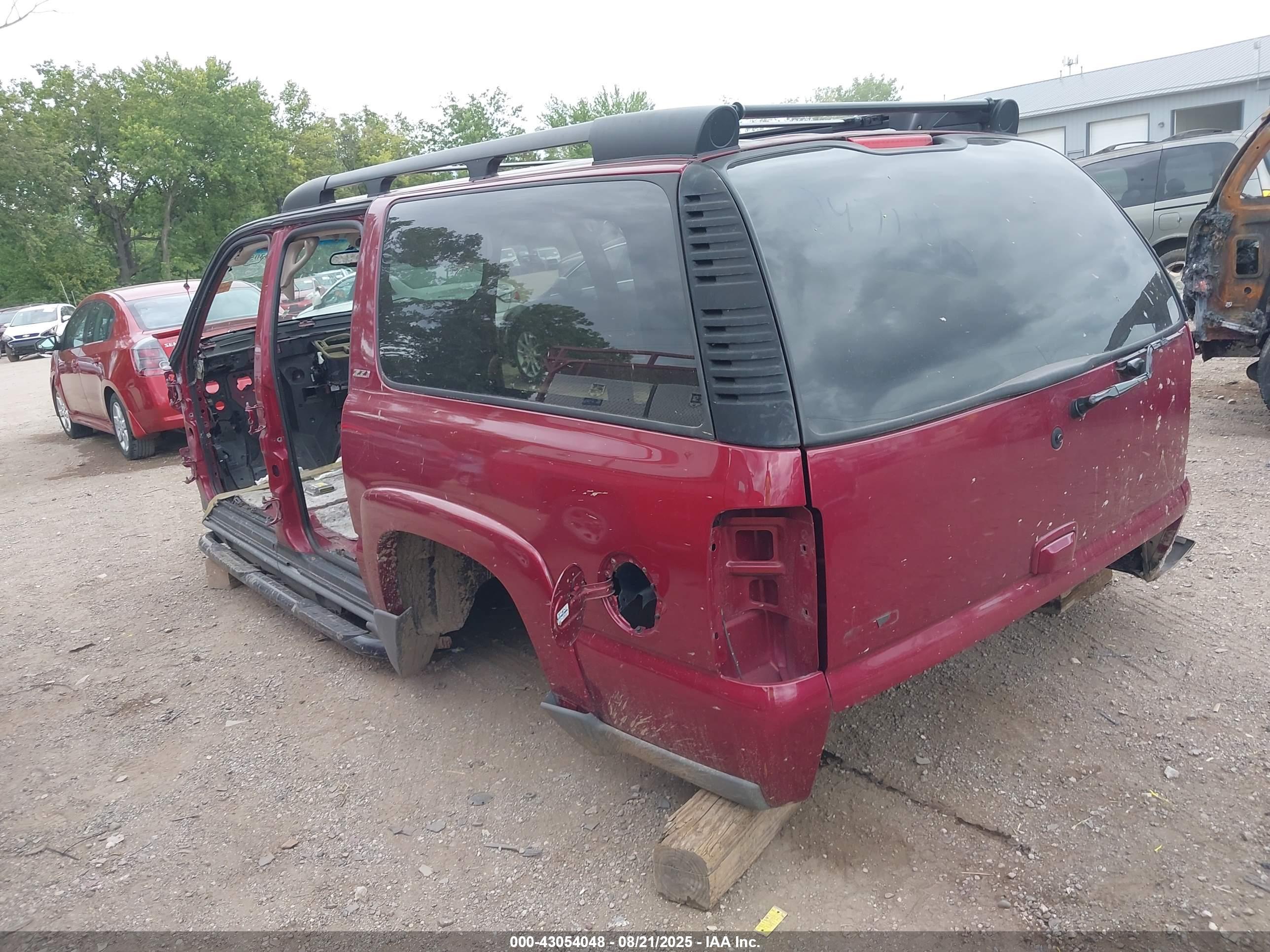 CHEVROLET SUBURBAN image 3