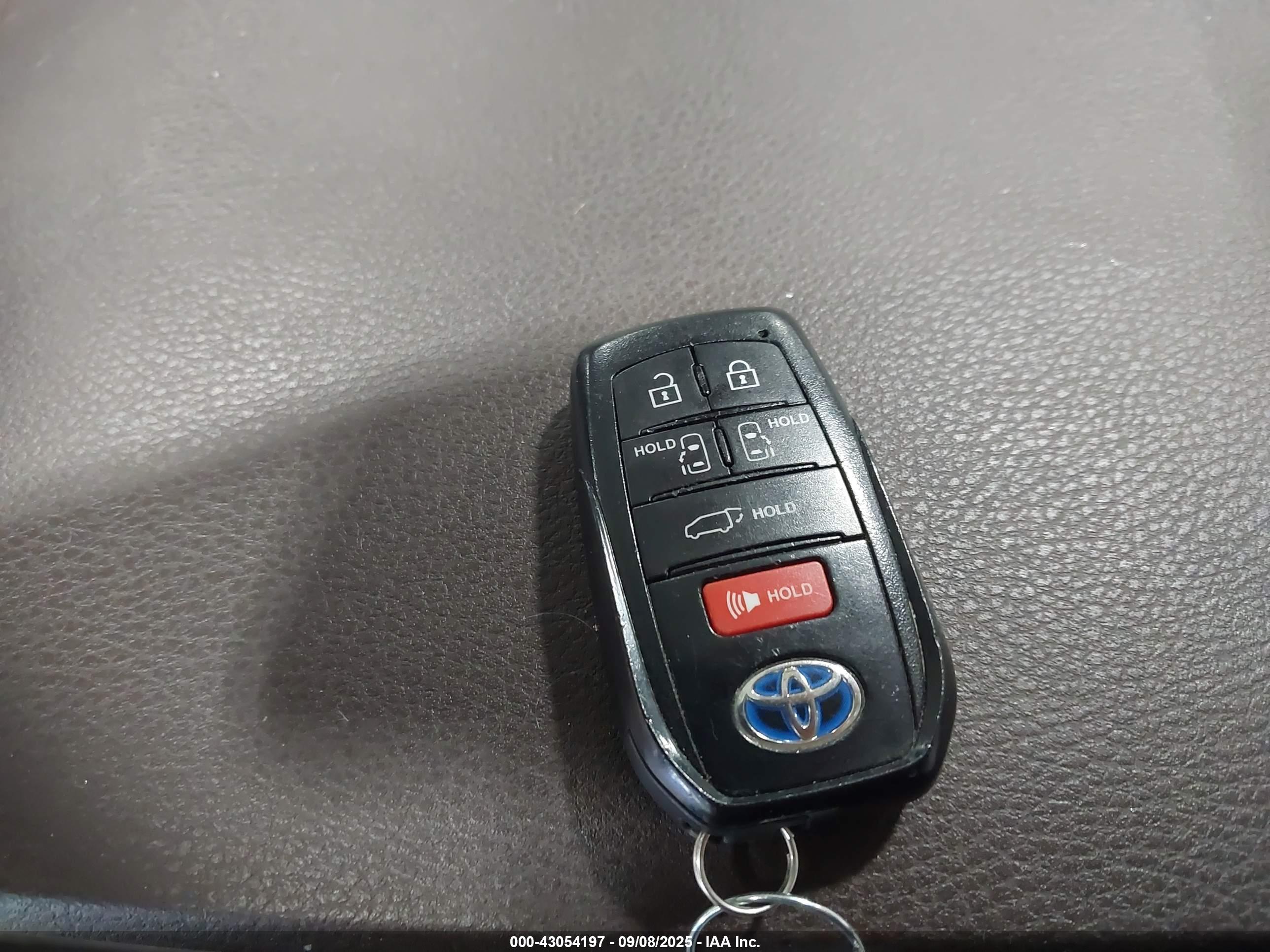 TOYOTA SIENNA image 11