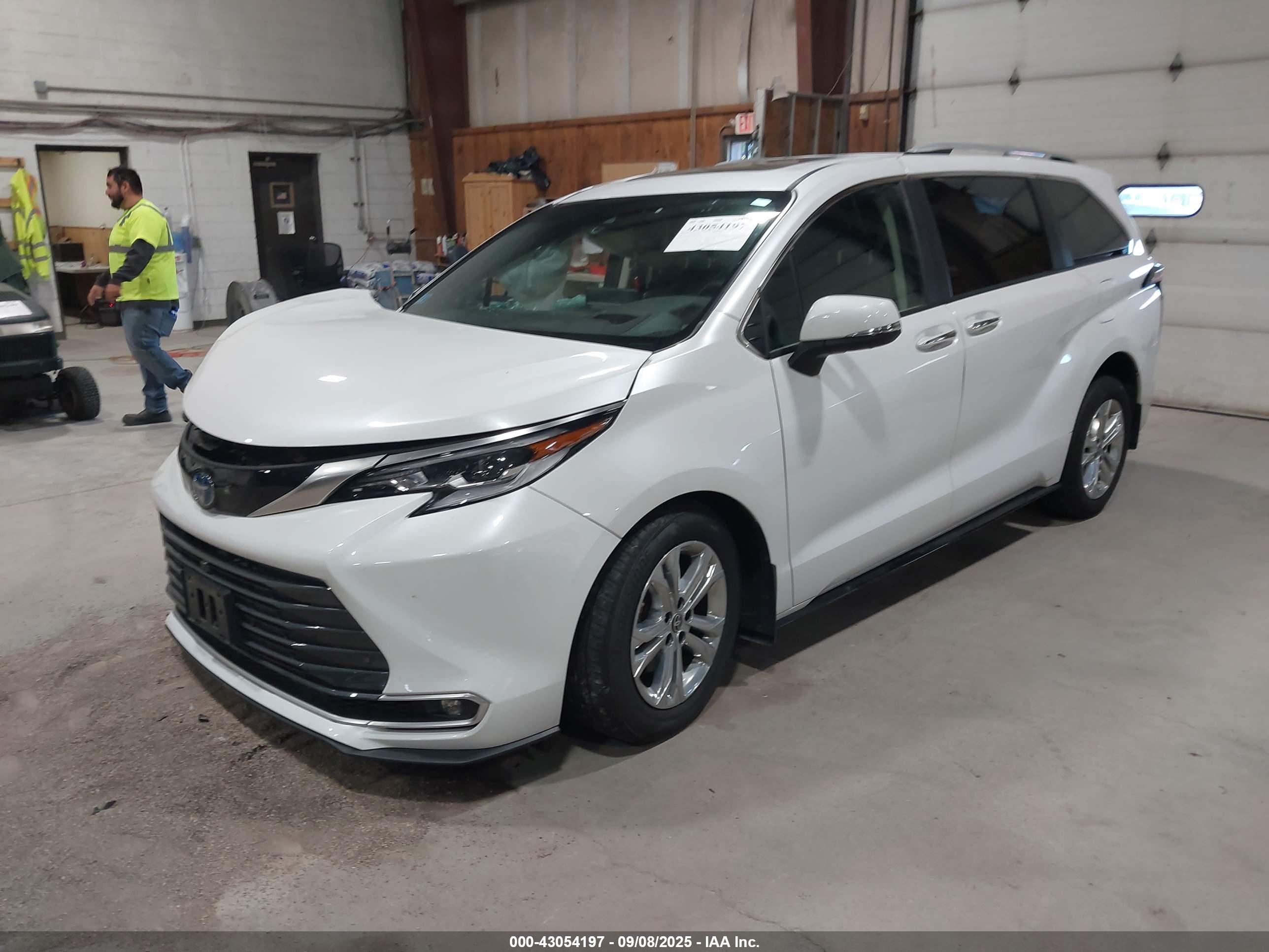 TOYOTA SIENNA image 2
