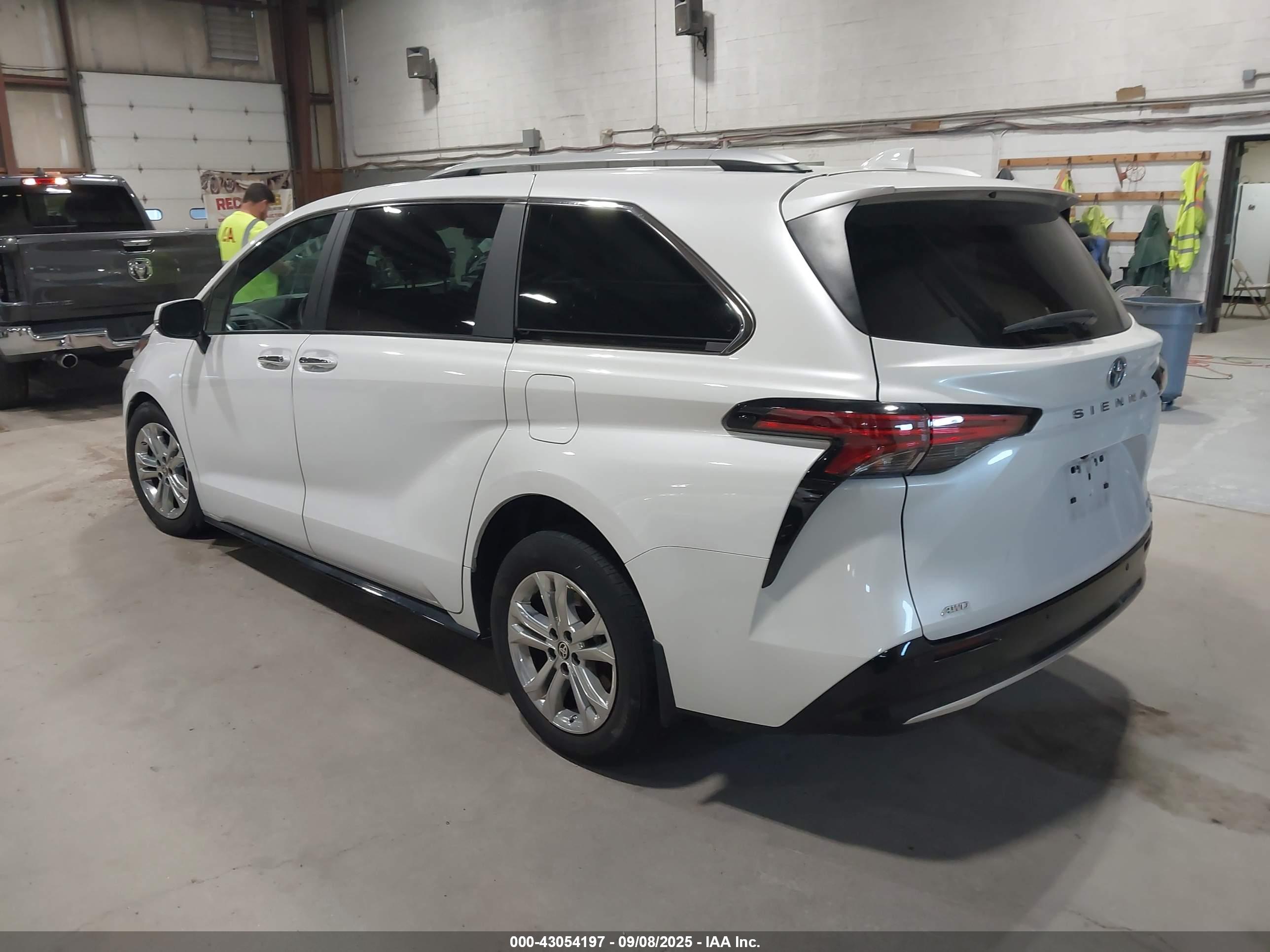 TOYOTA SIENNA image 3