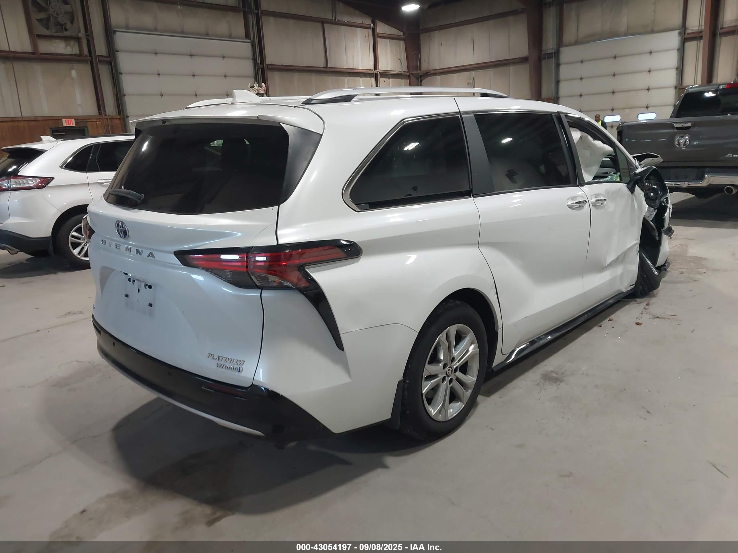 TOYOTA SIENNA image 4