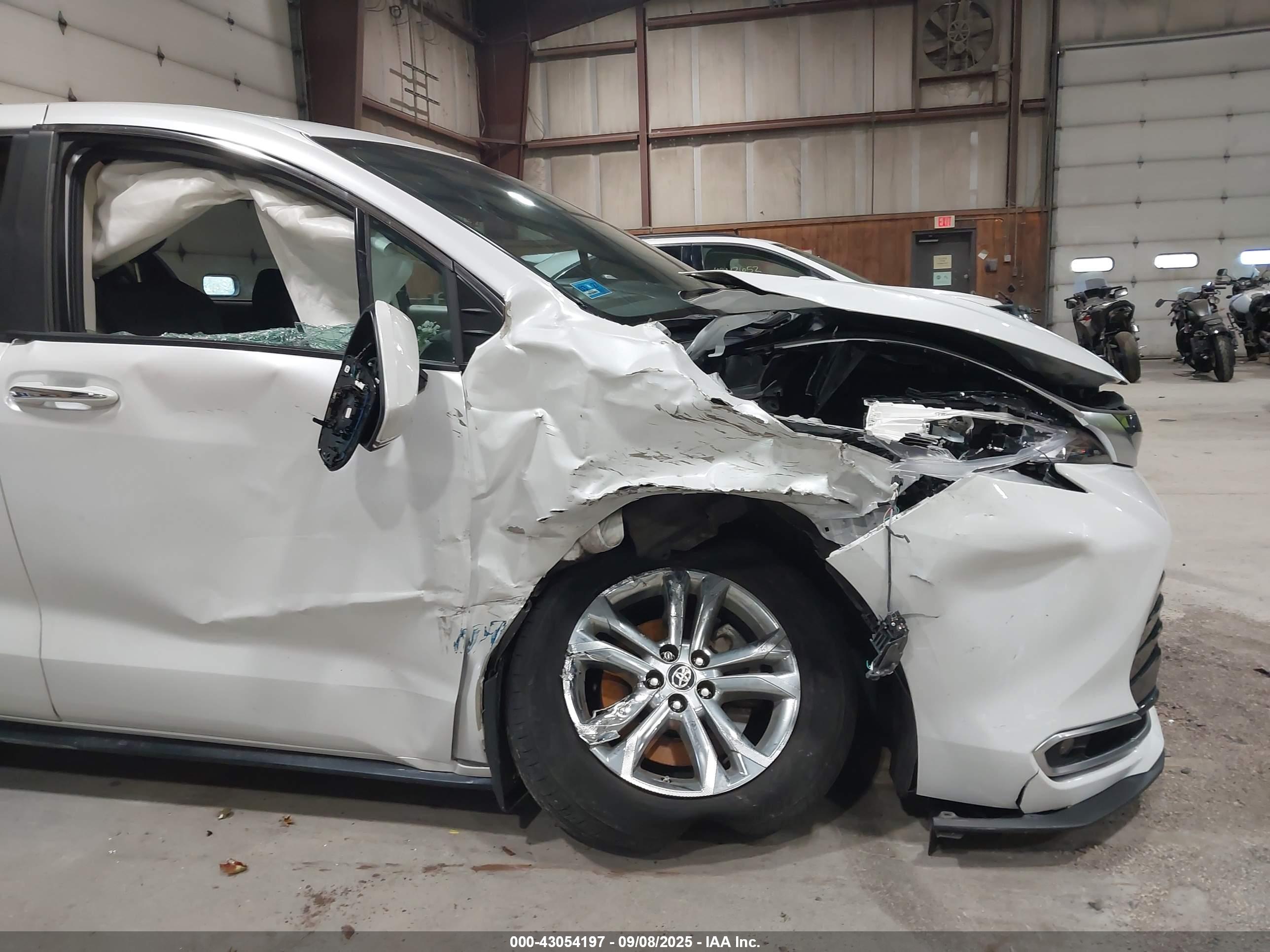 TOYOTA SIENNA image 6