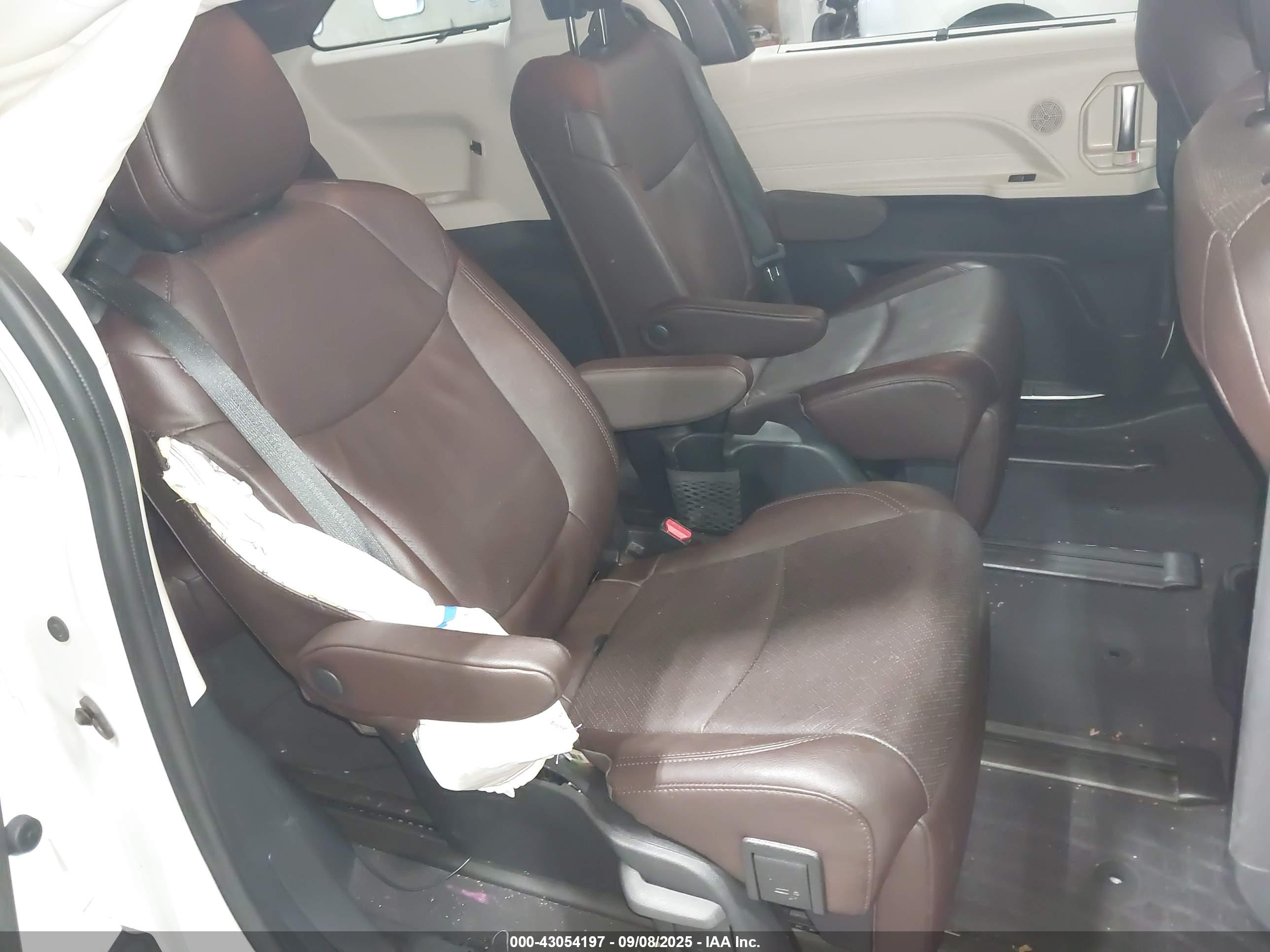 TOYOTA SIENNA image 8