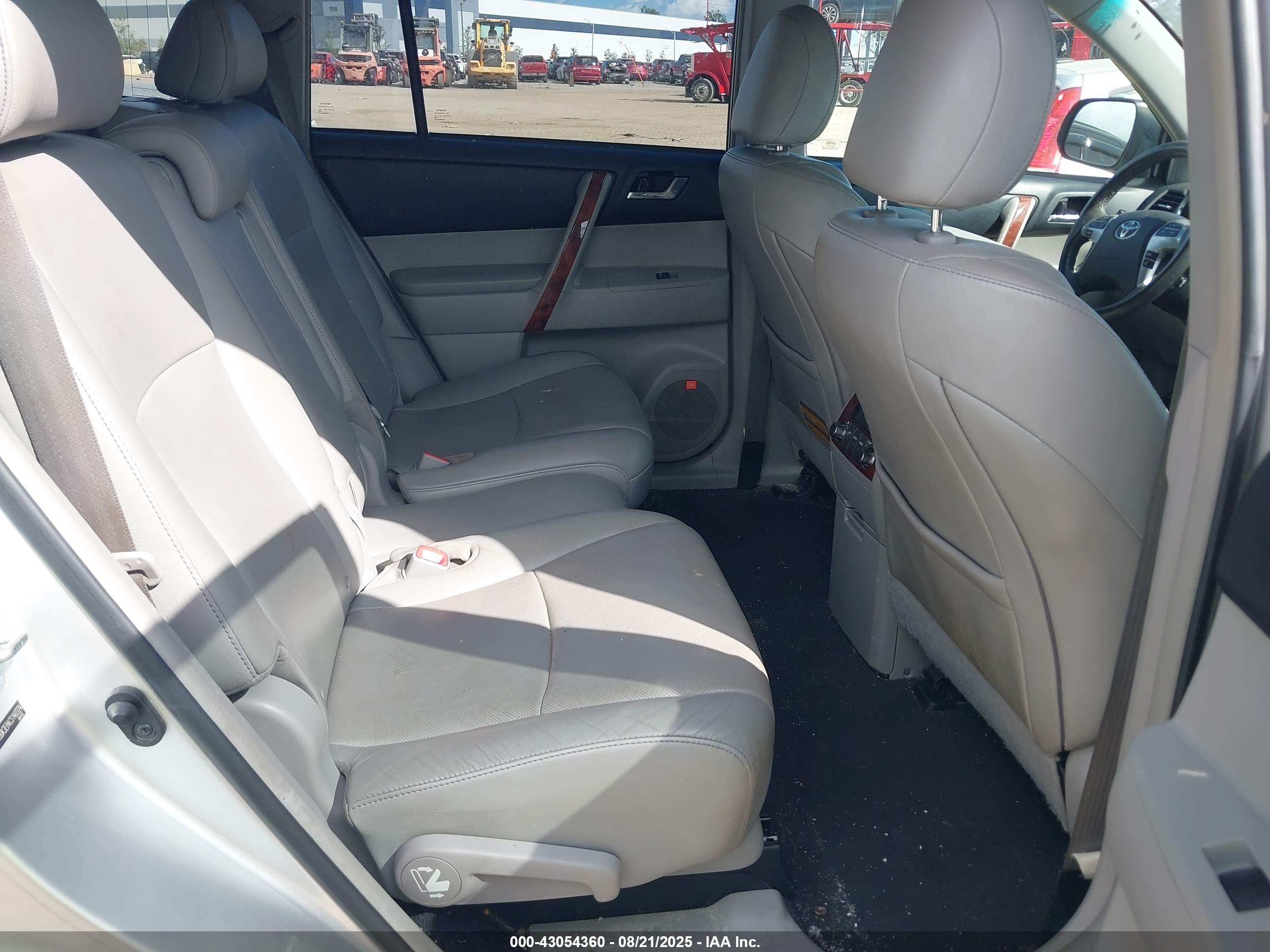 TOYOTA HIGHLANDER image 8
