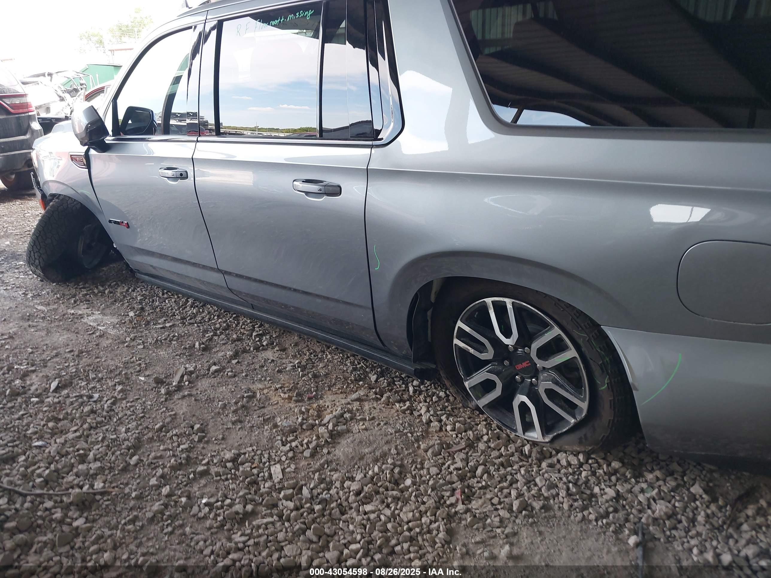 GMC YUKON image 6
