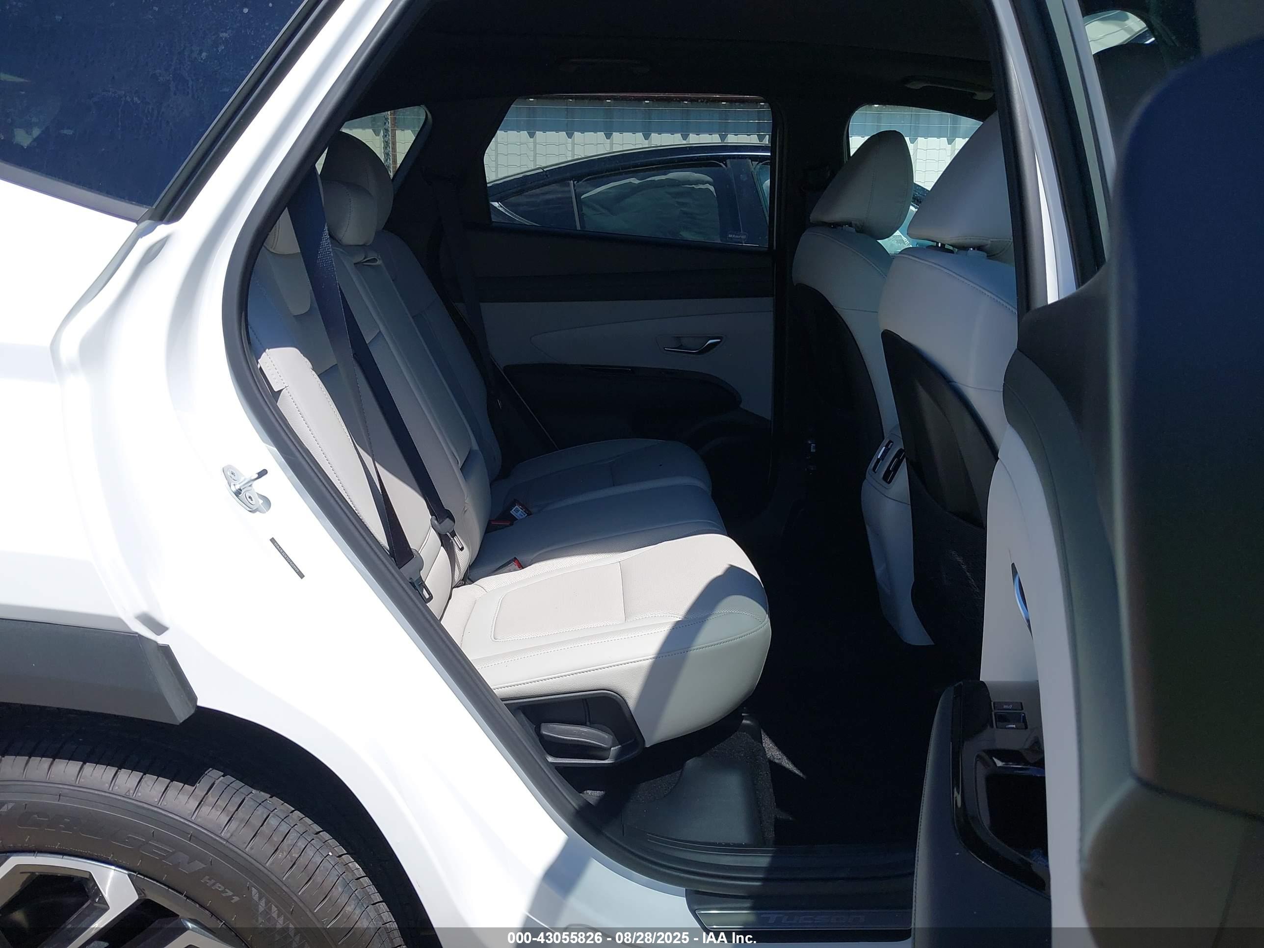 HYUNDAI TUCSON image 8