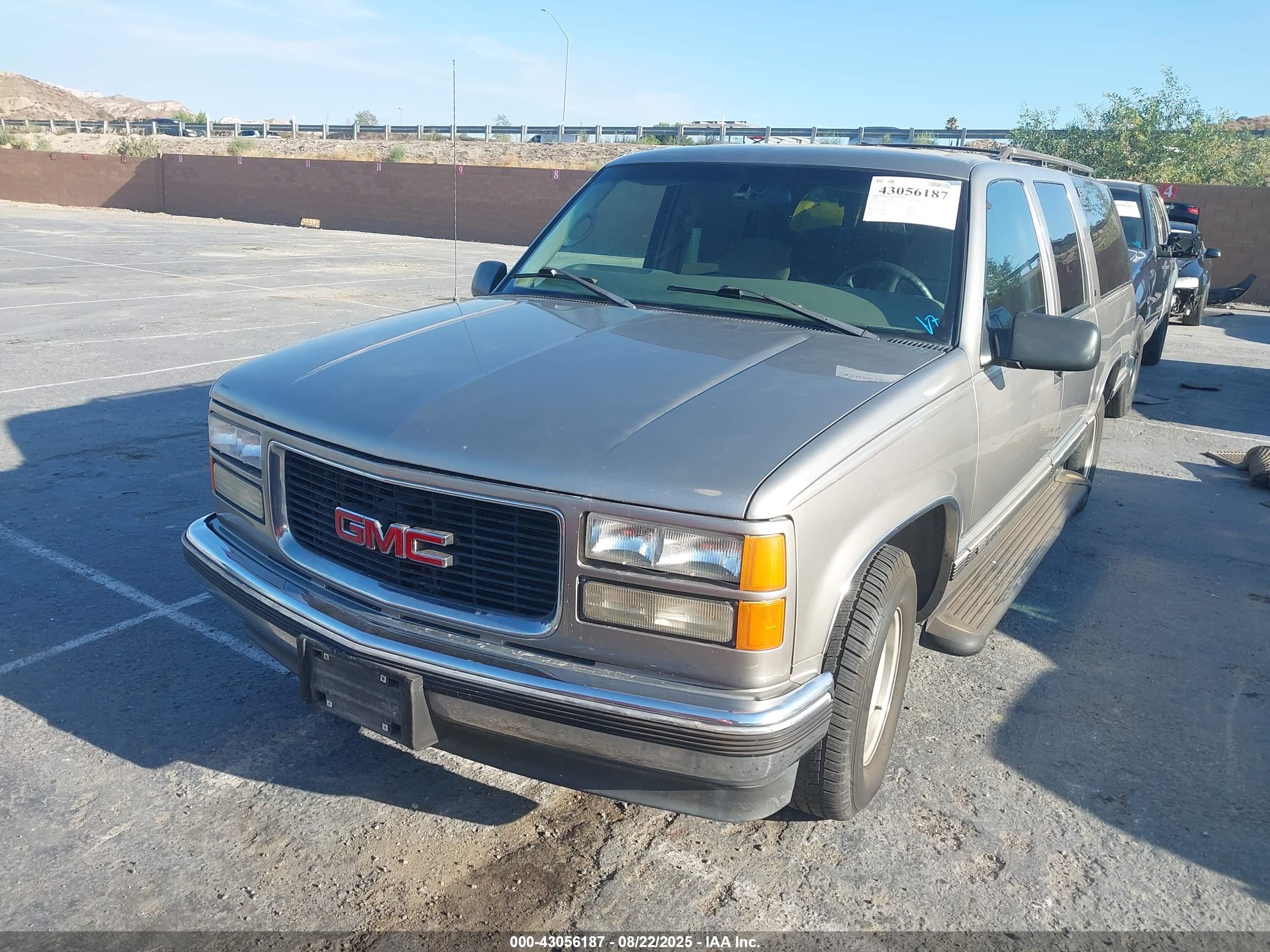 GMC SUBURBAN image 2