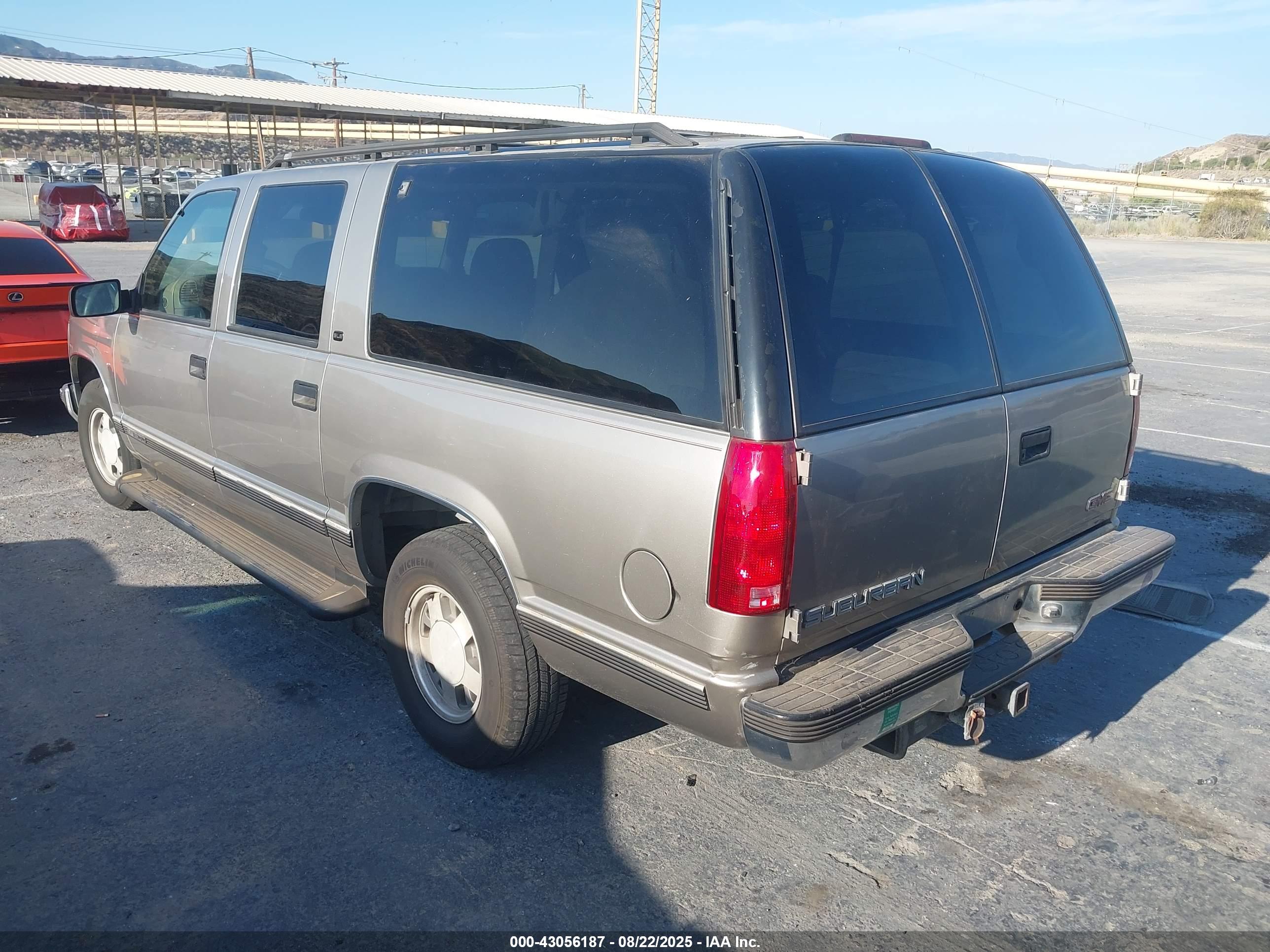 GMC SUBURBAN image 3