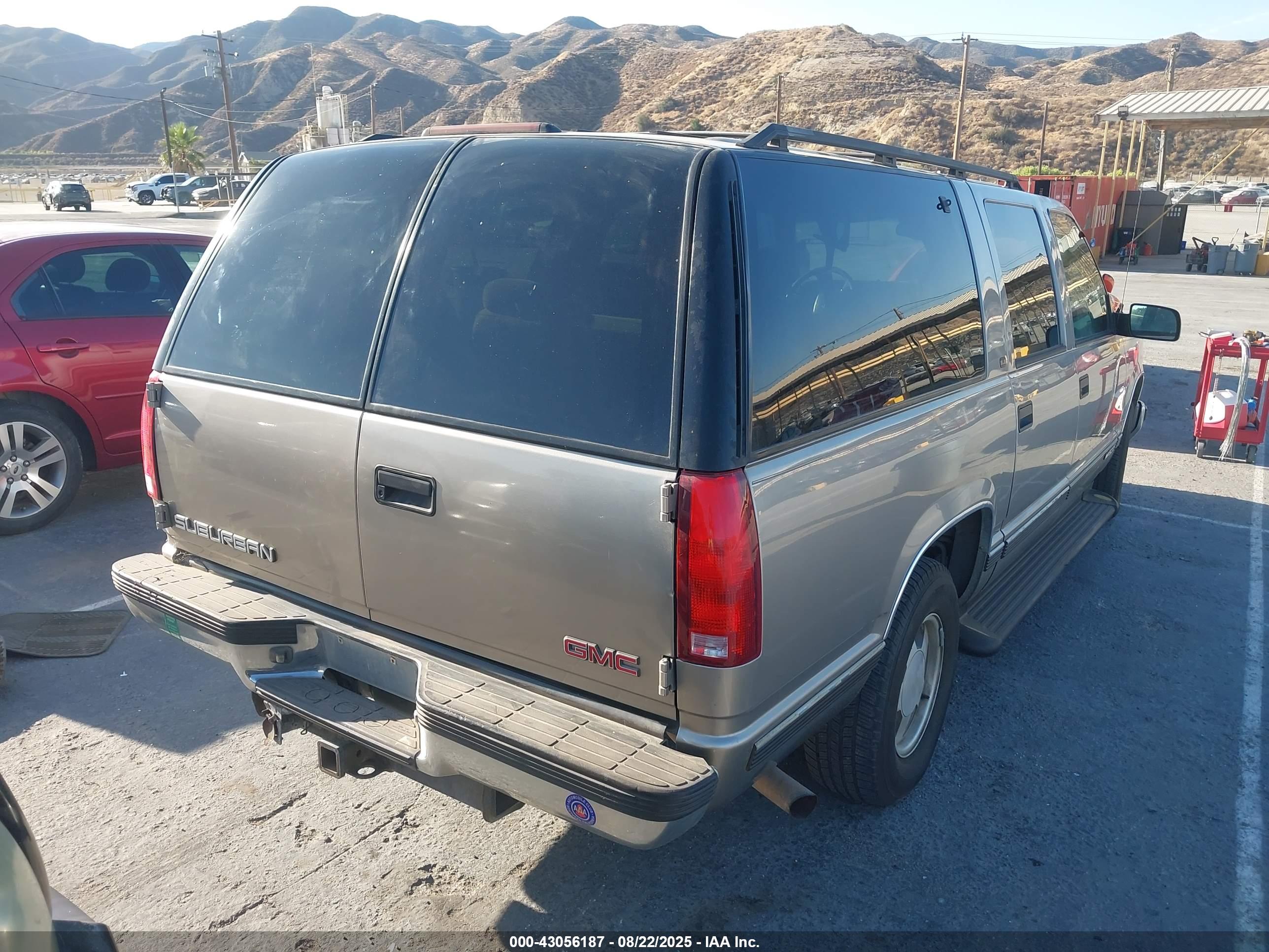 GMC SUBURBAN image 4