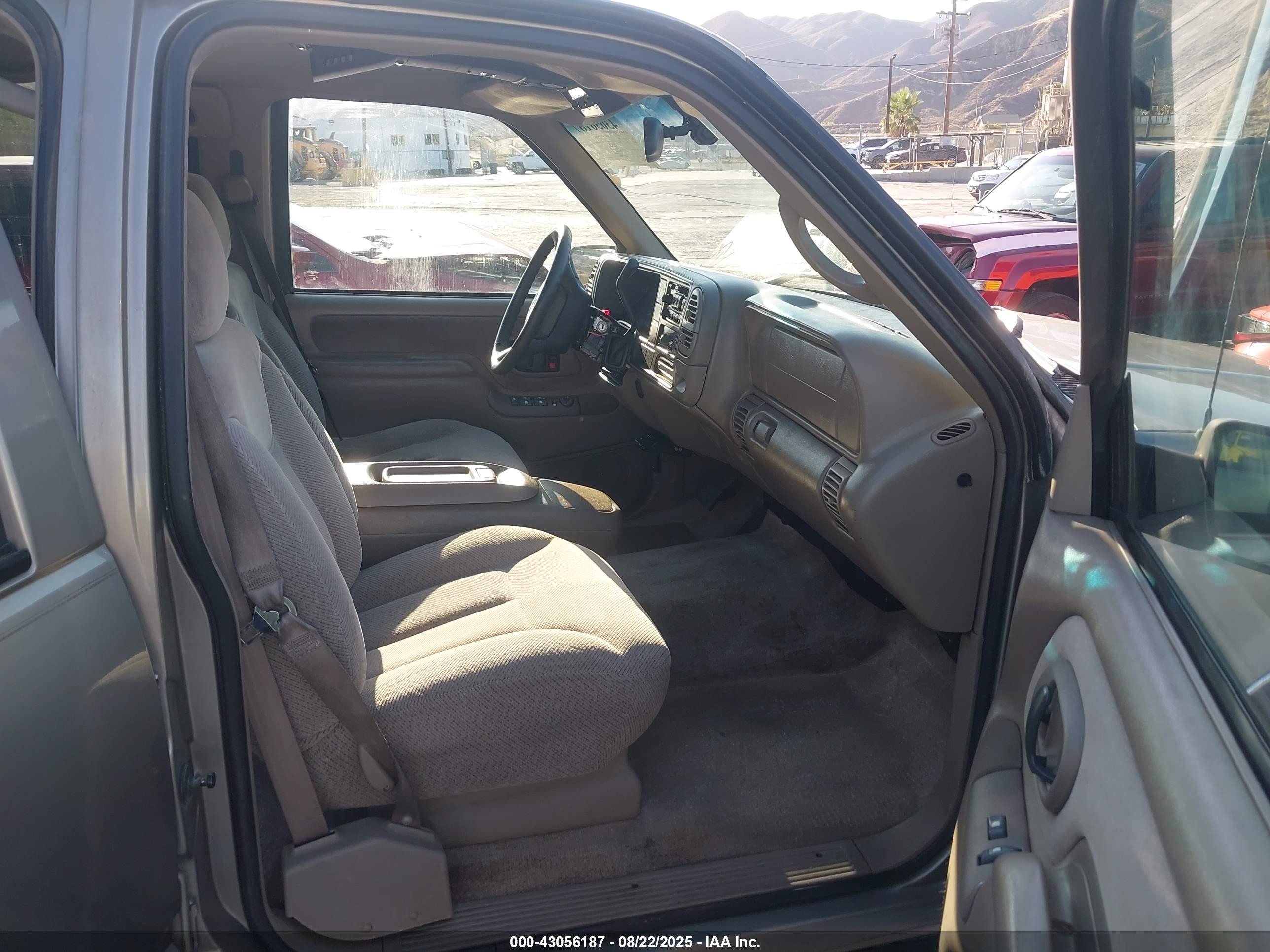 GMC SUBURBAN image 5