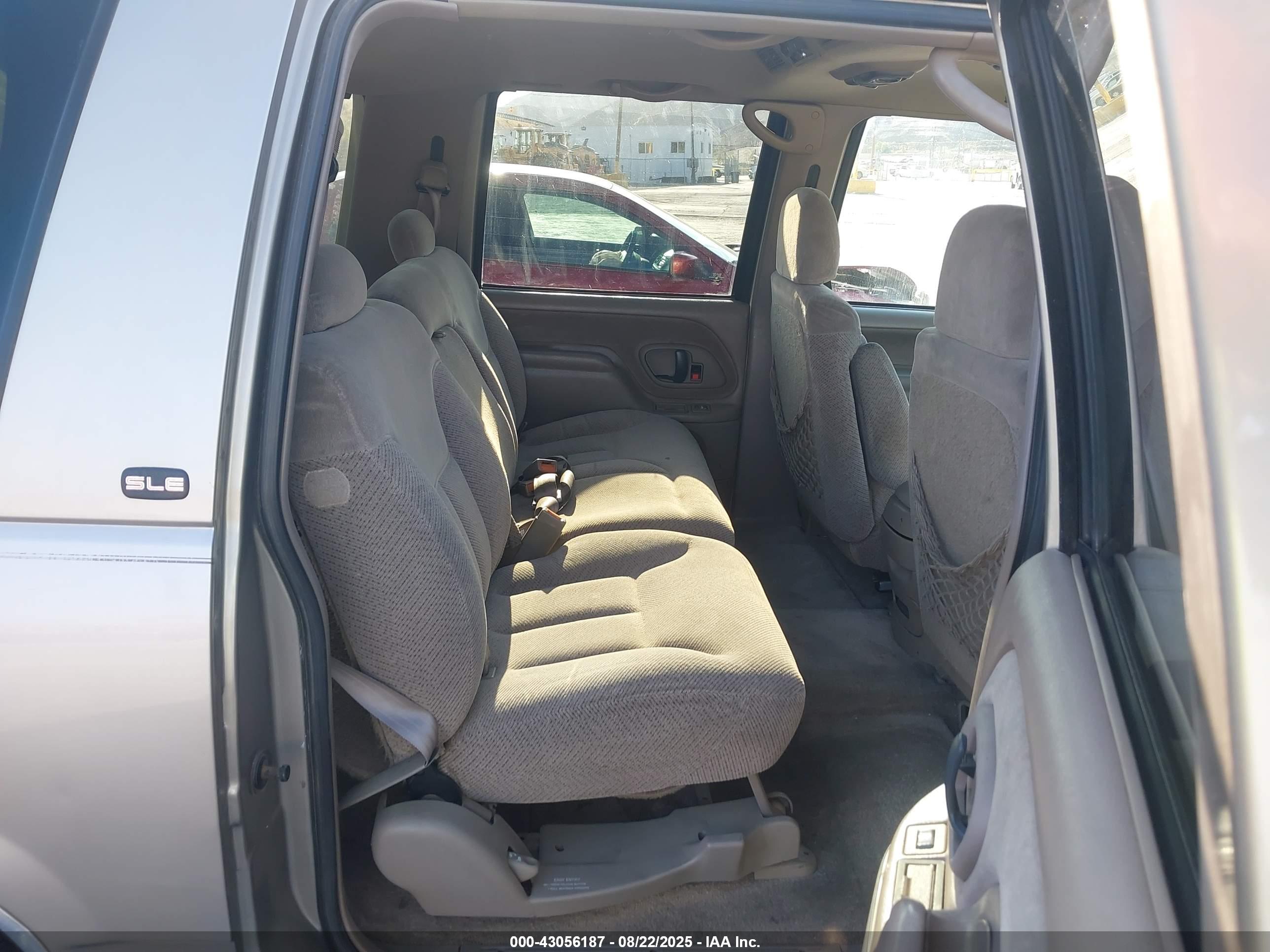GMC SUBURBAN image 8