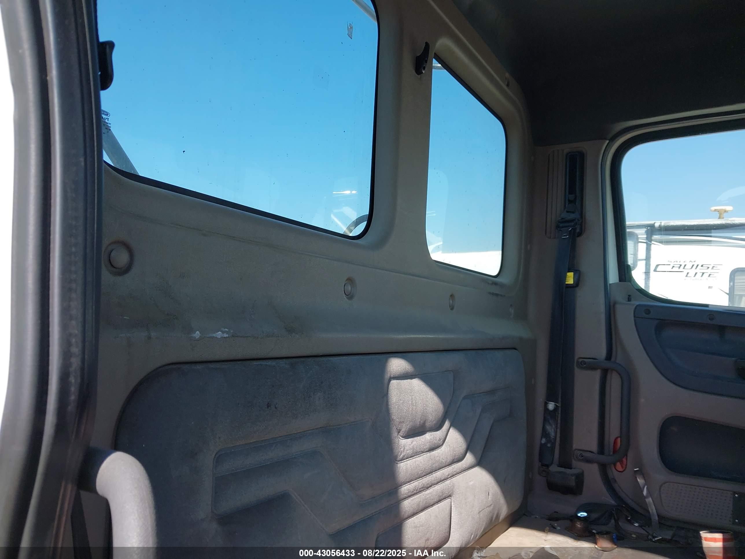 FREIGHTLINER CASCADIA image 7