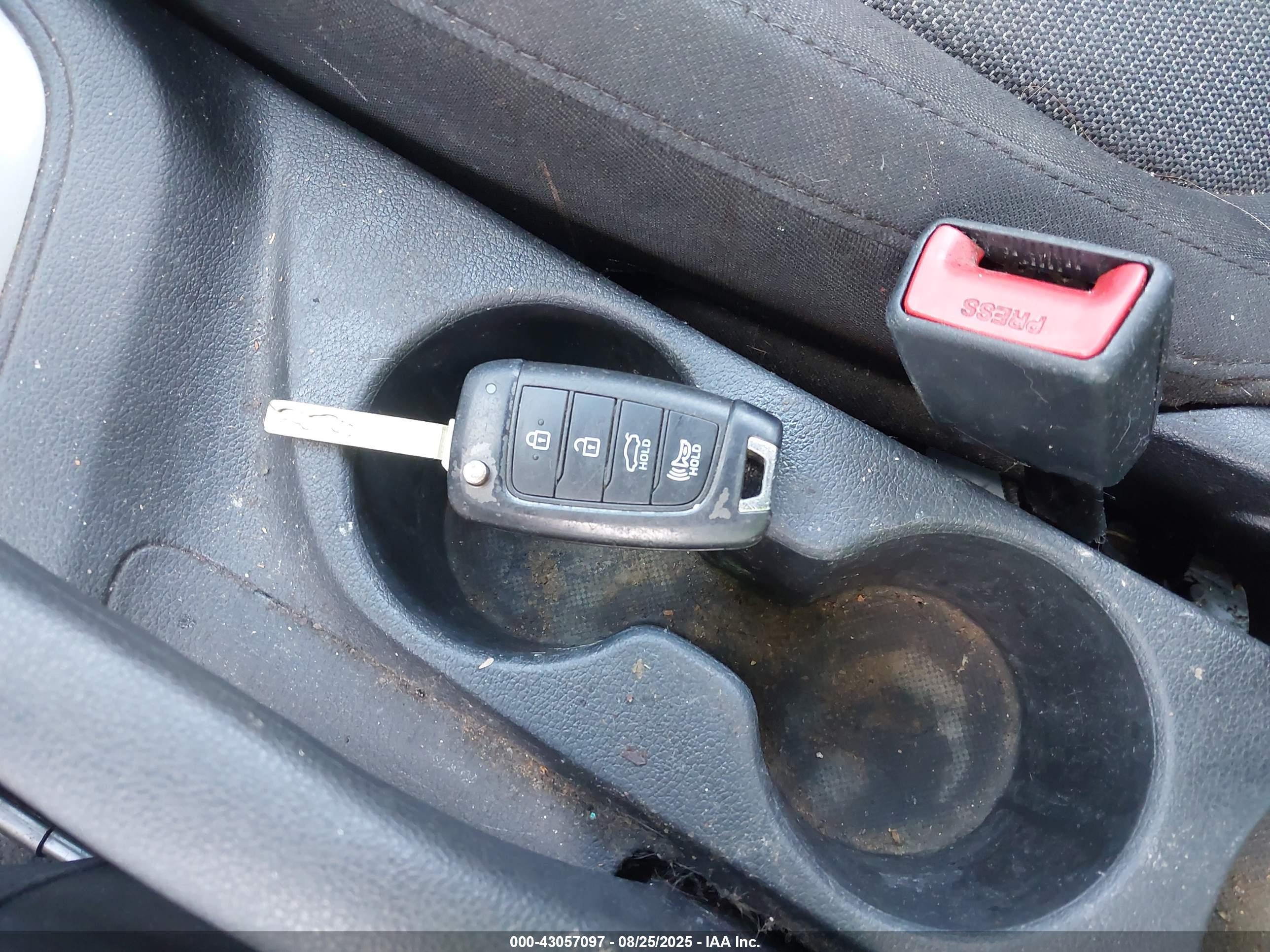 HYUNDAI ACCENT image 11