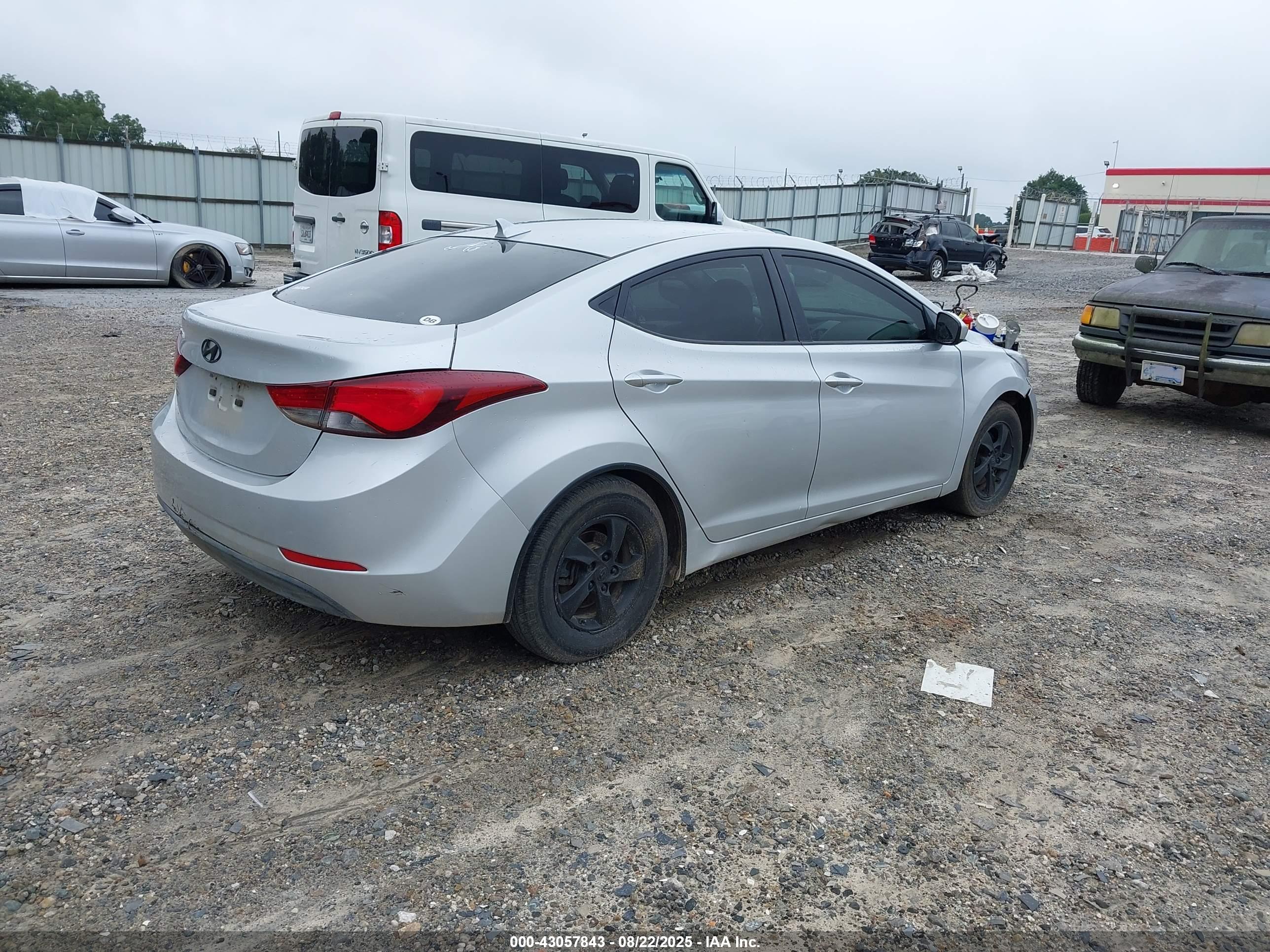 HYUNDAI ELANTRA image 4