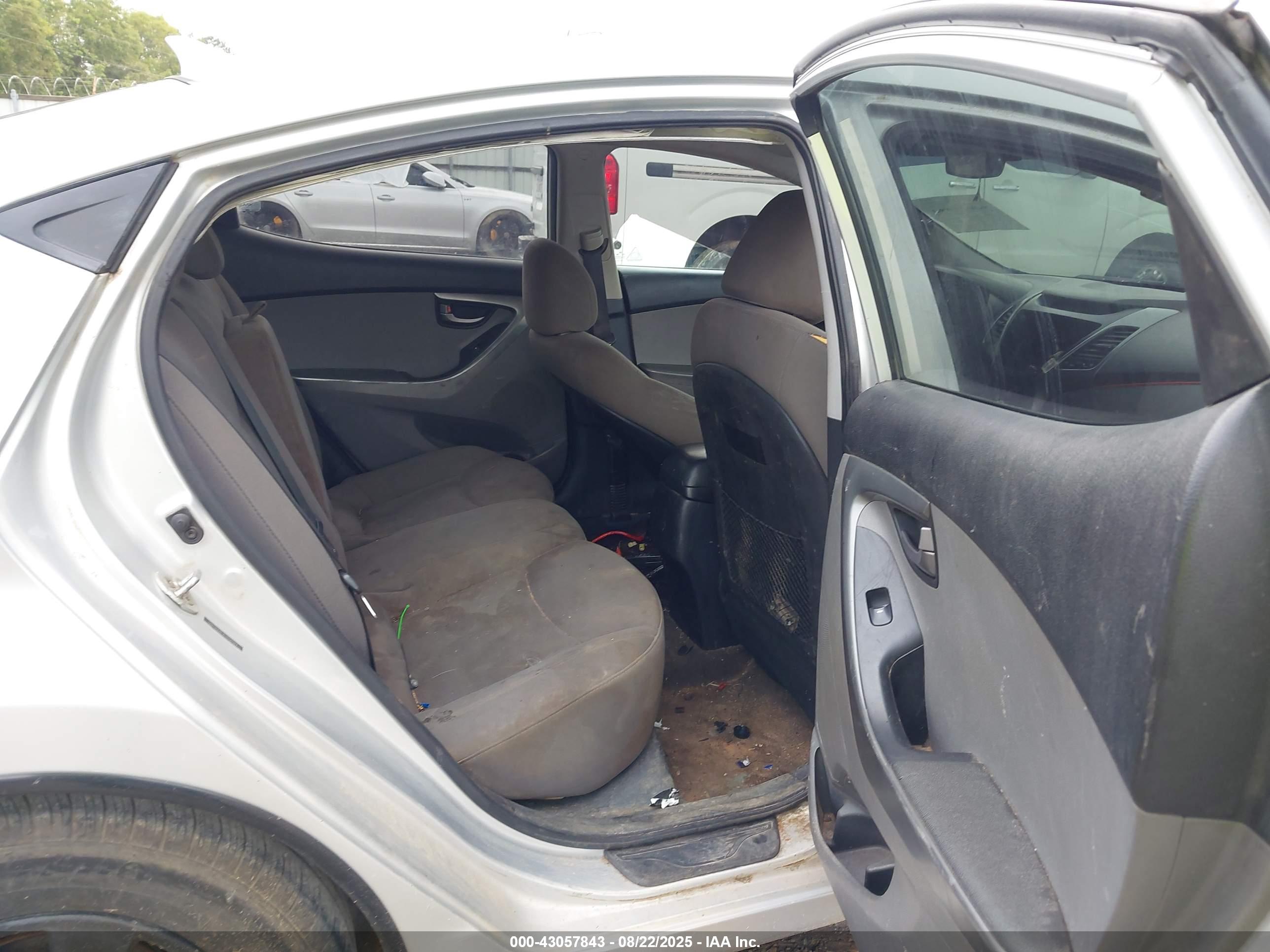 HYUNDAI ELANTRA image 8