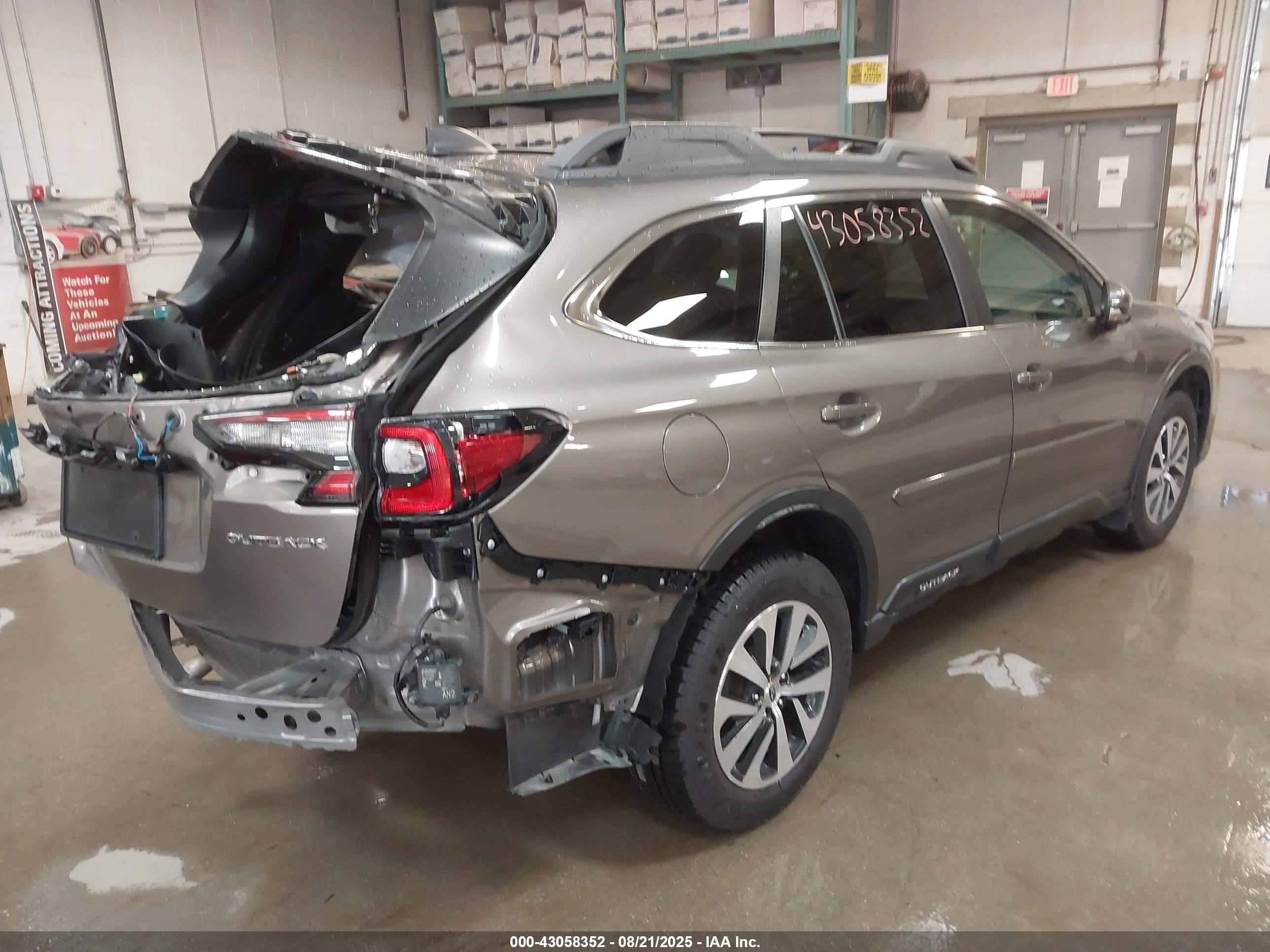 SUBARU OUTBACK image 4
