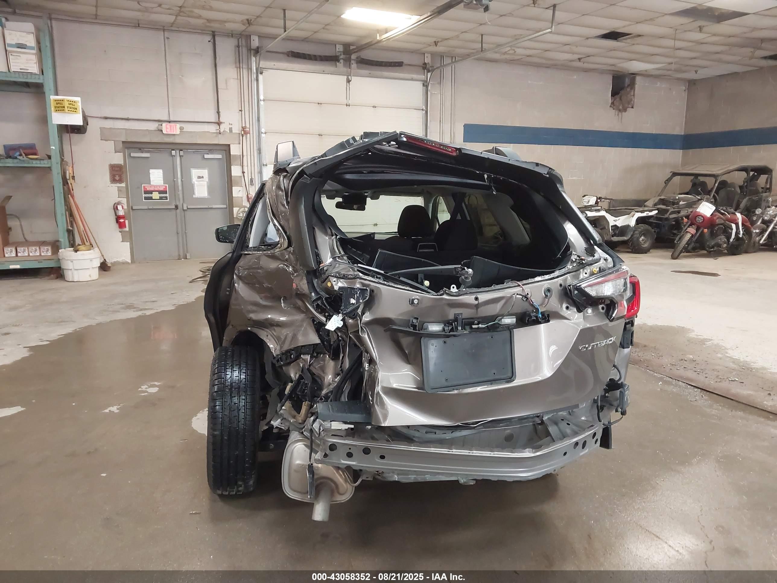 SUBARU OUTBACK image 6