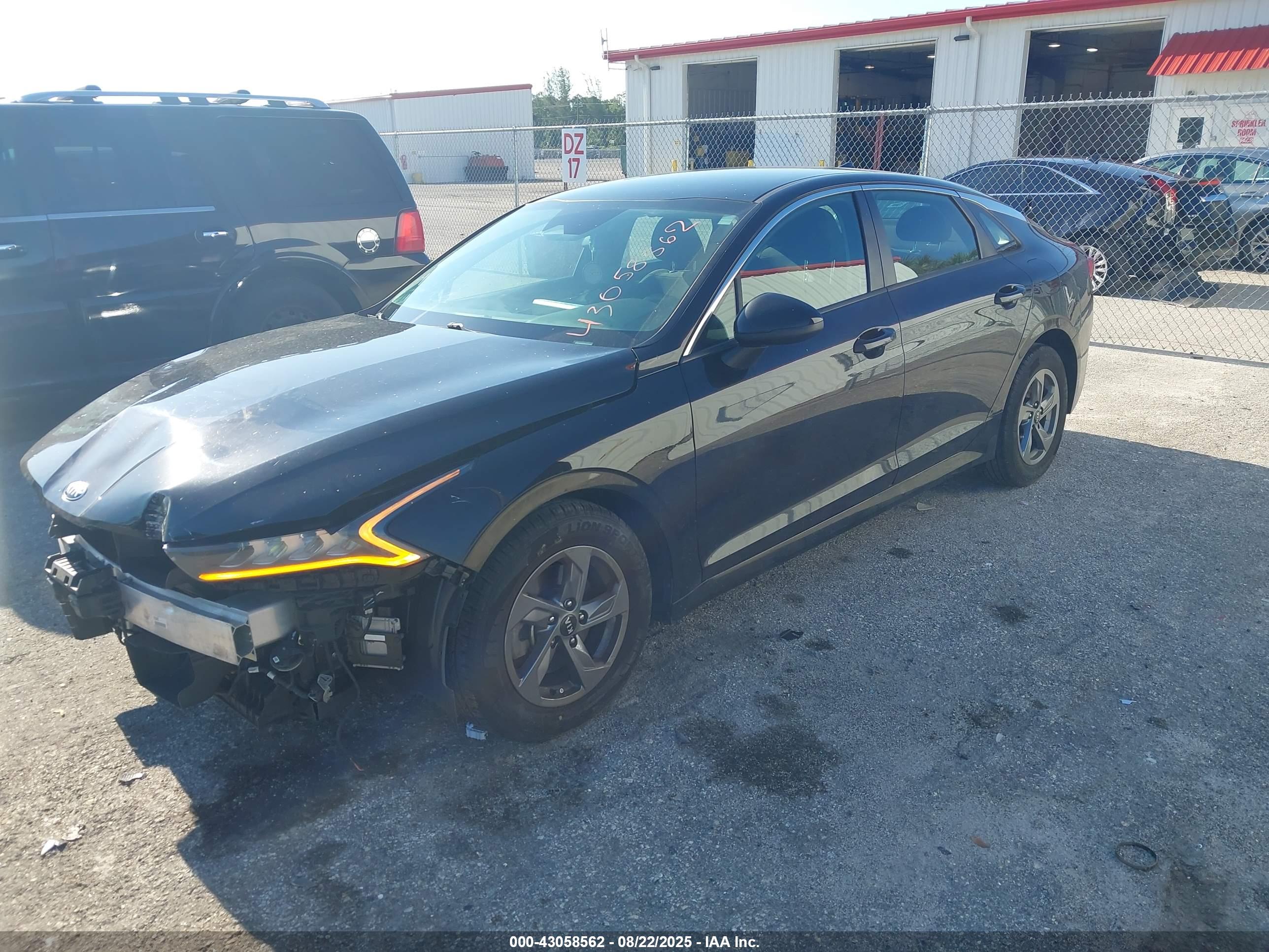 KIA K5 image 2