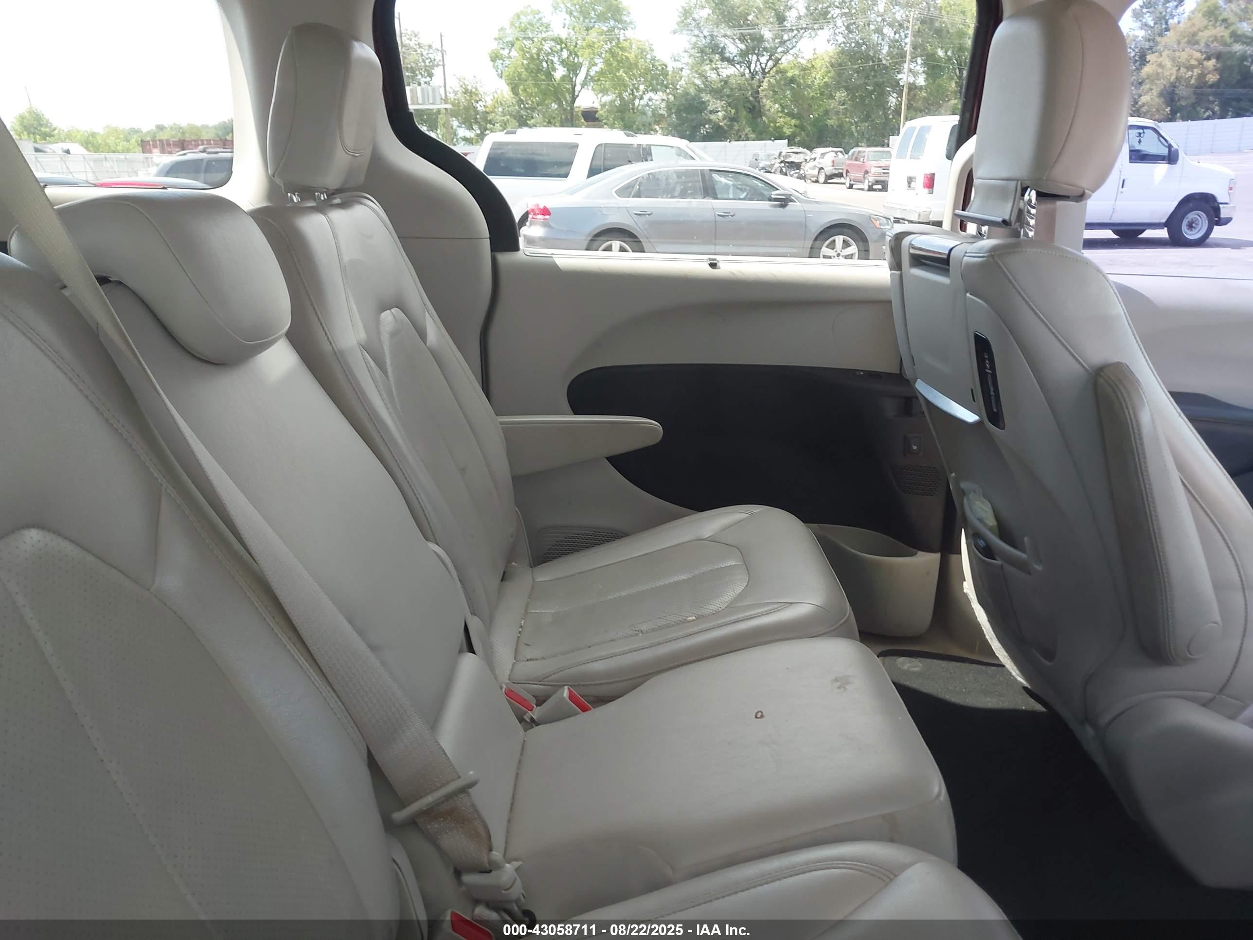 CHRYSLER PACIFICA image 8