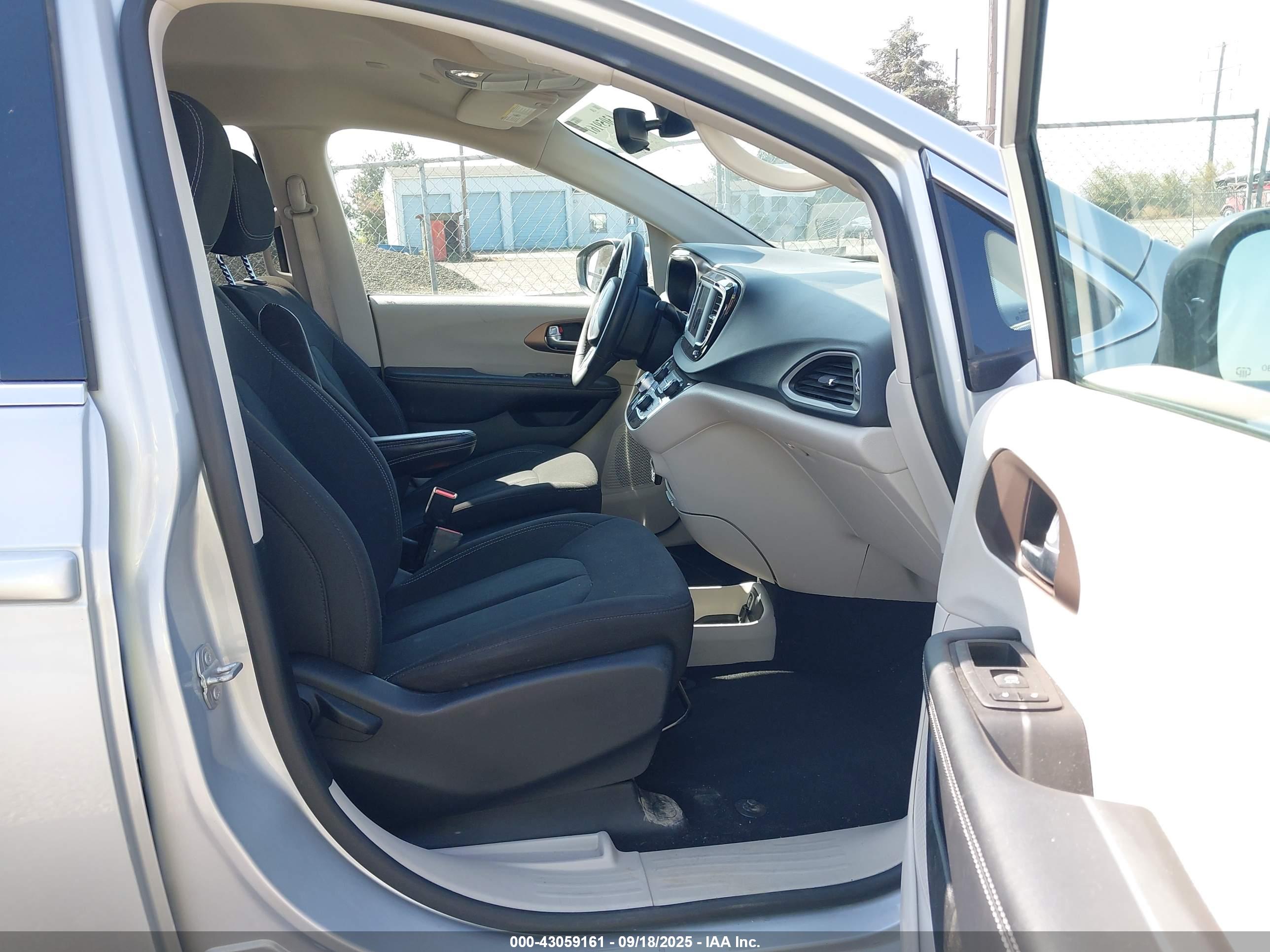 CHRYSLER VOYAGER image 5