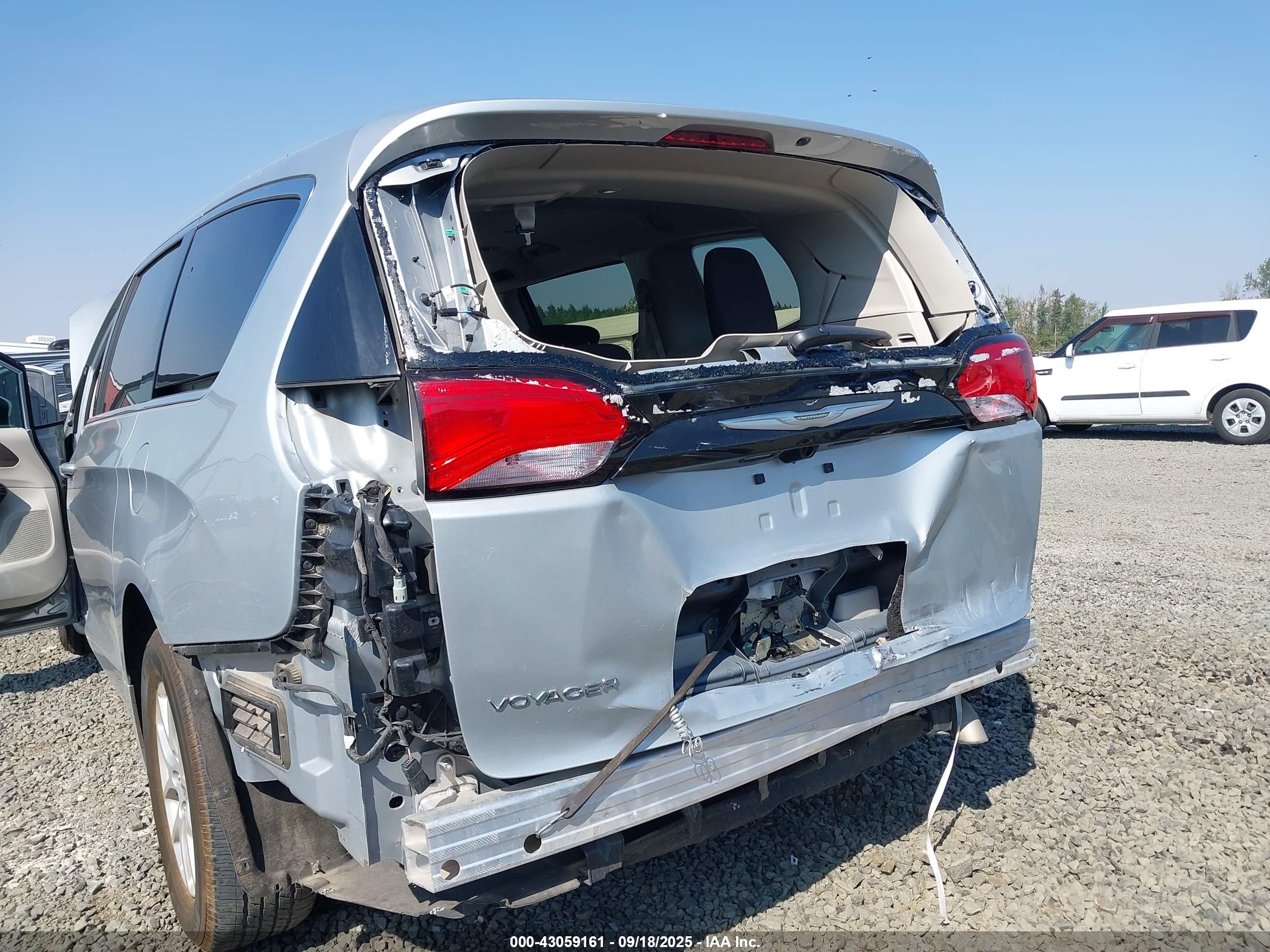 CHRYSLER VOYAGER image 6