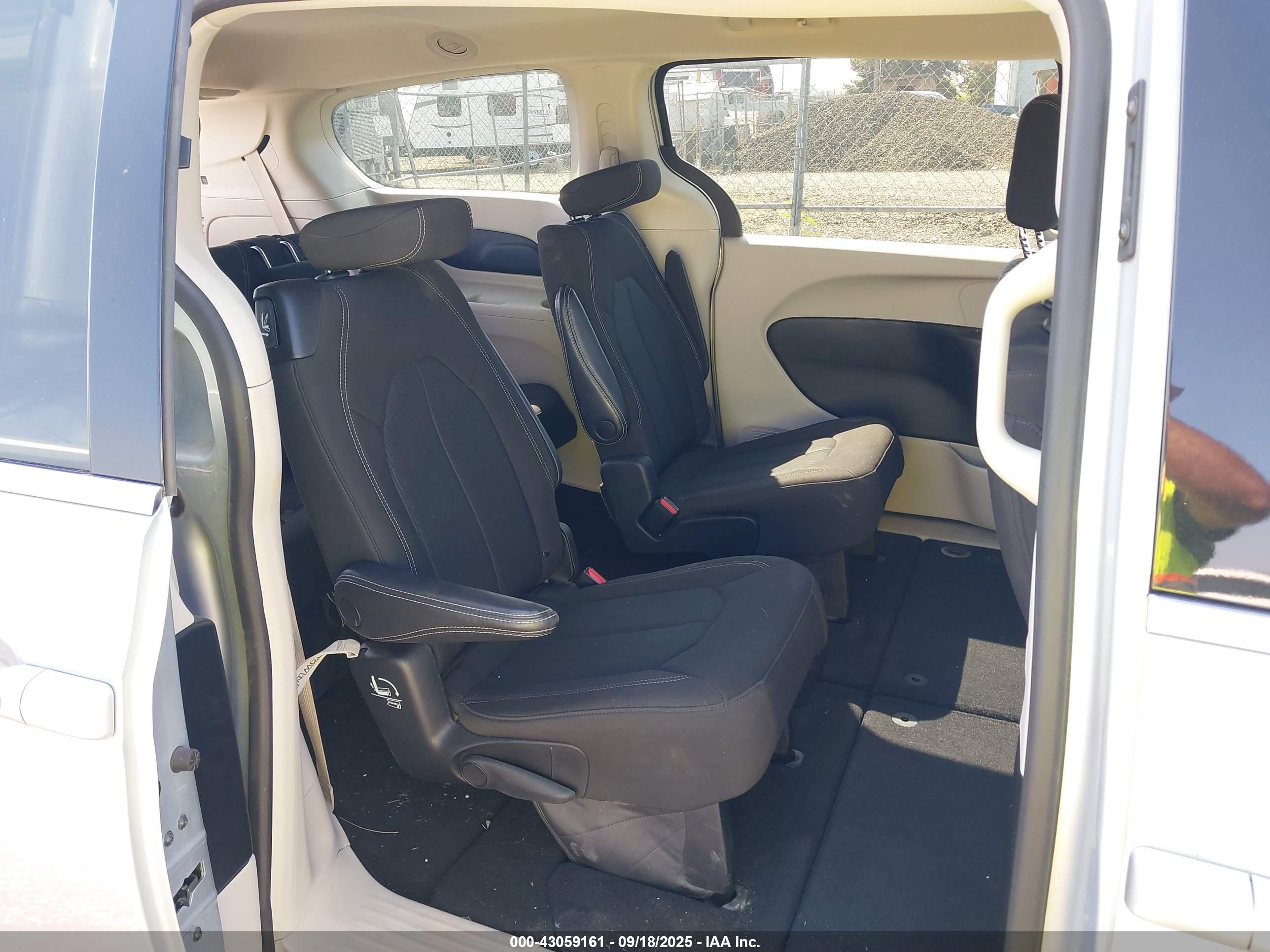 CHRYSLER VOYAGER image 8