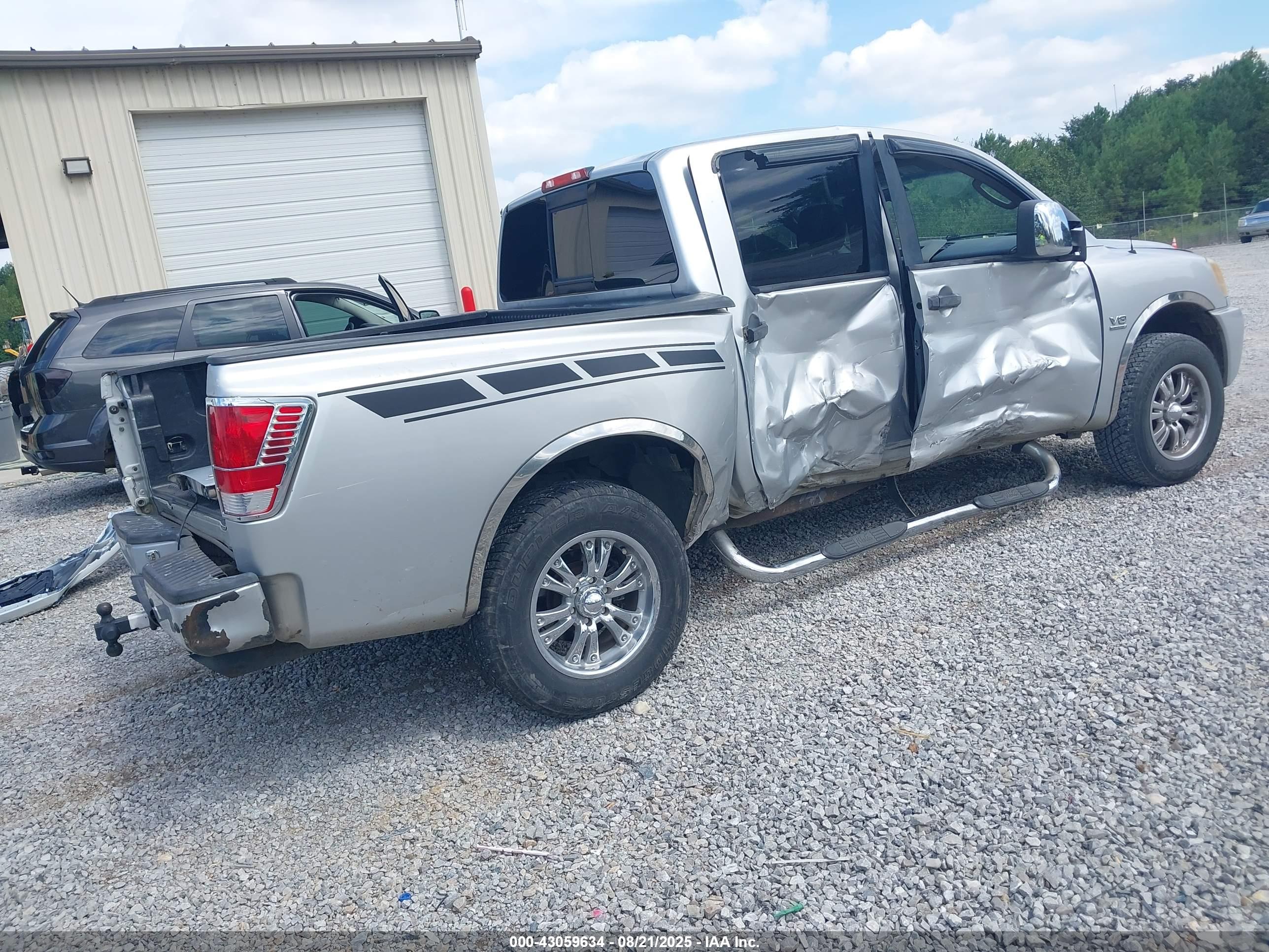NISSAN TITAN image 4