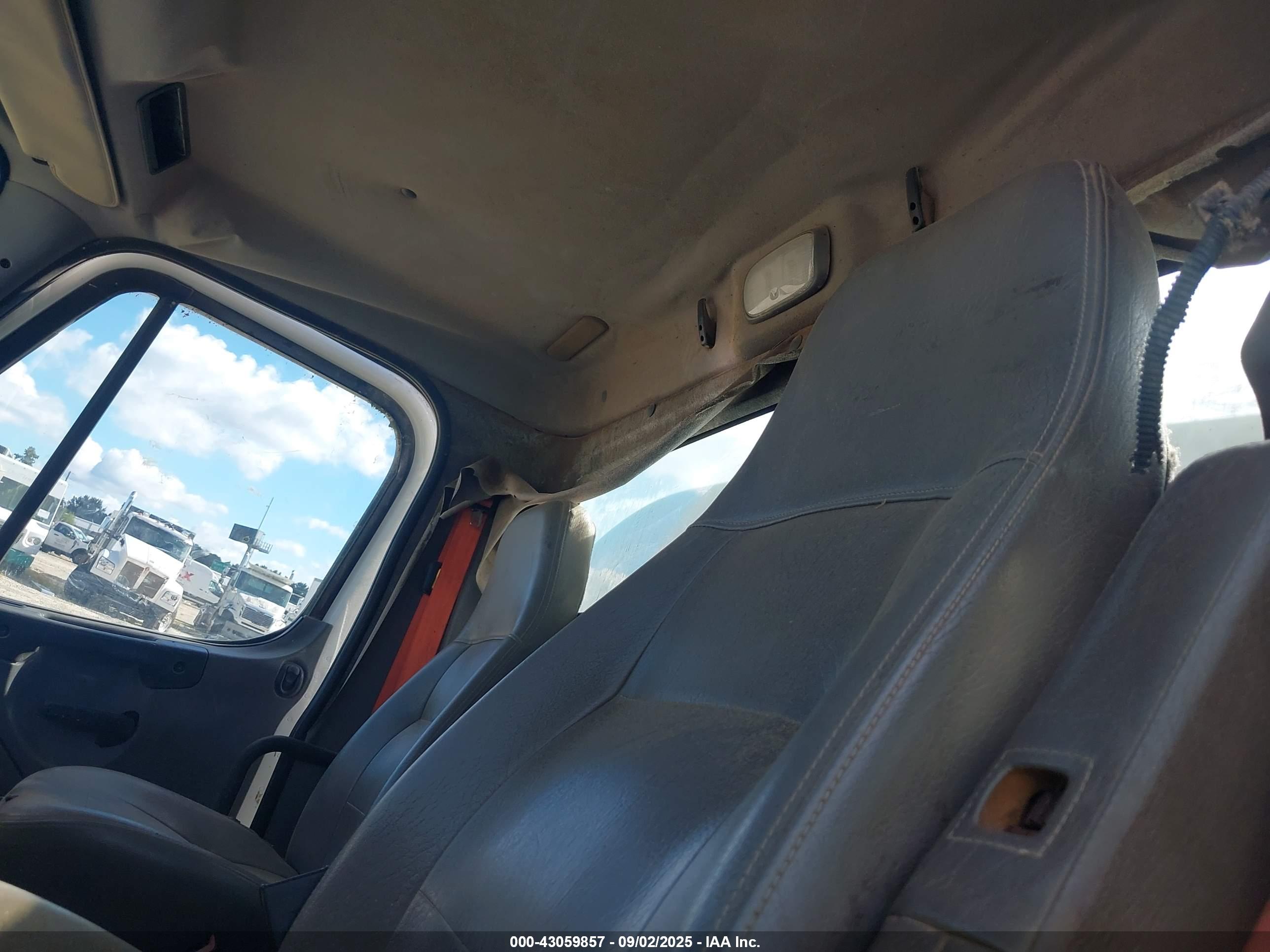 FREIGHTLINER M2 image 7