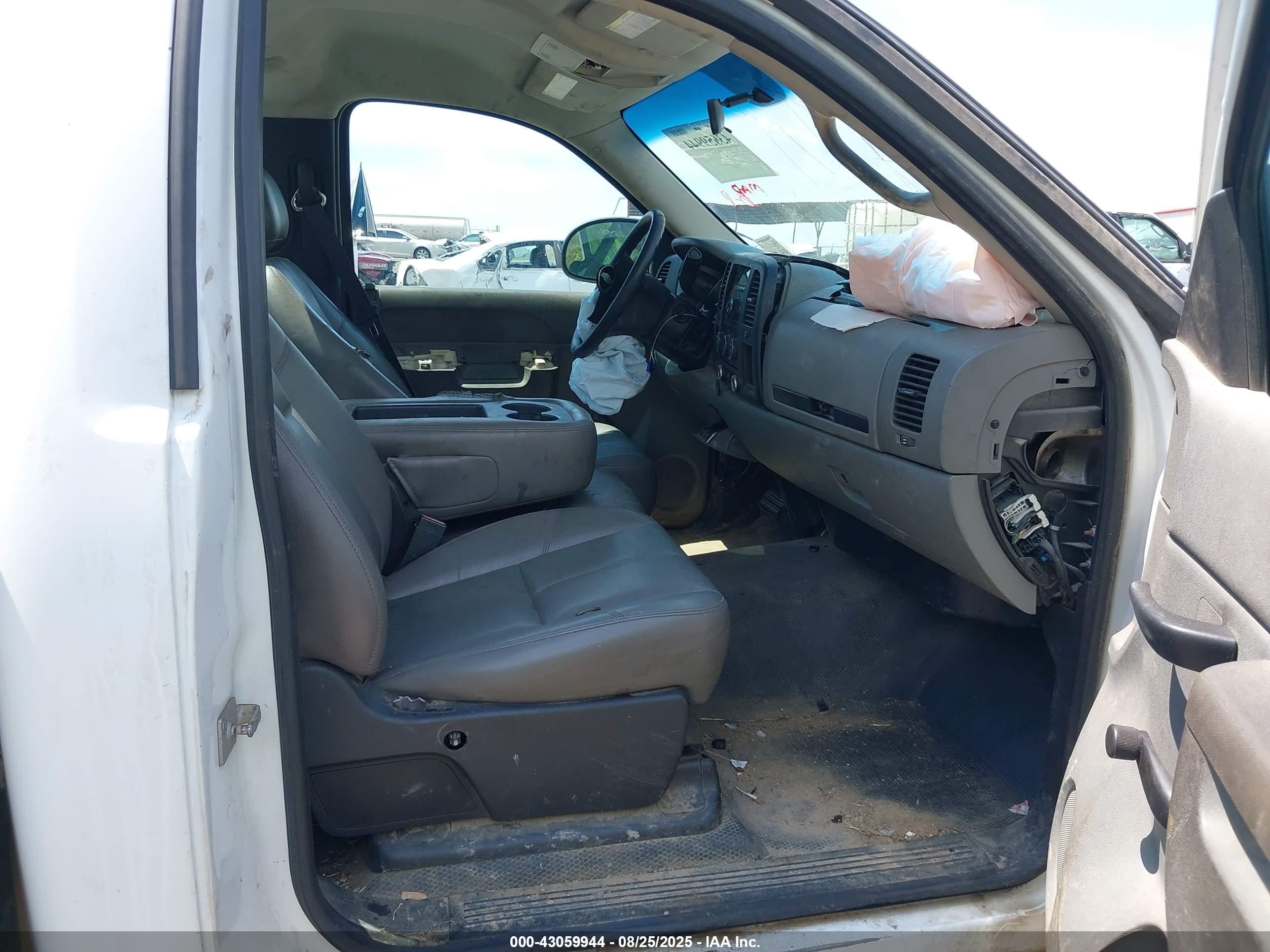 CHEVROLET SILVERADO image 5