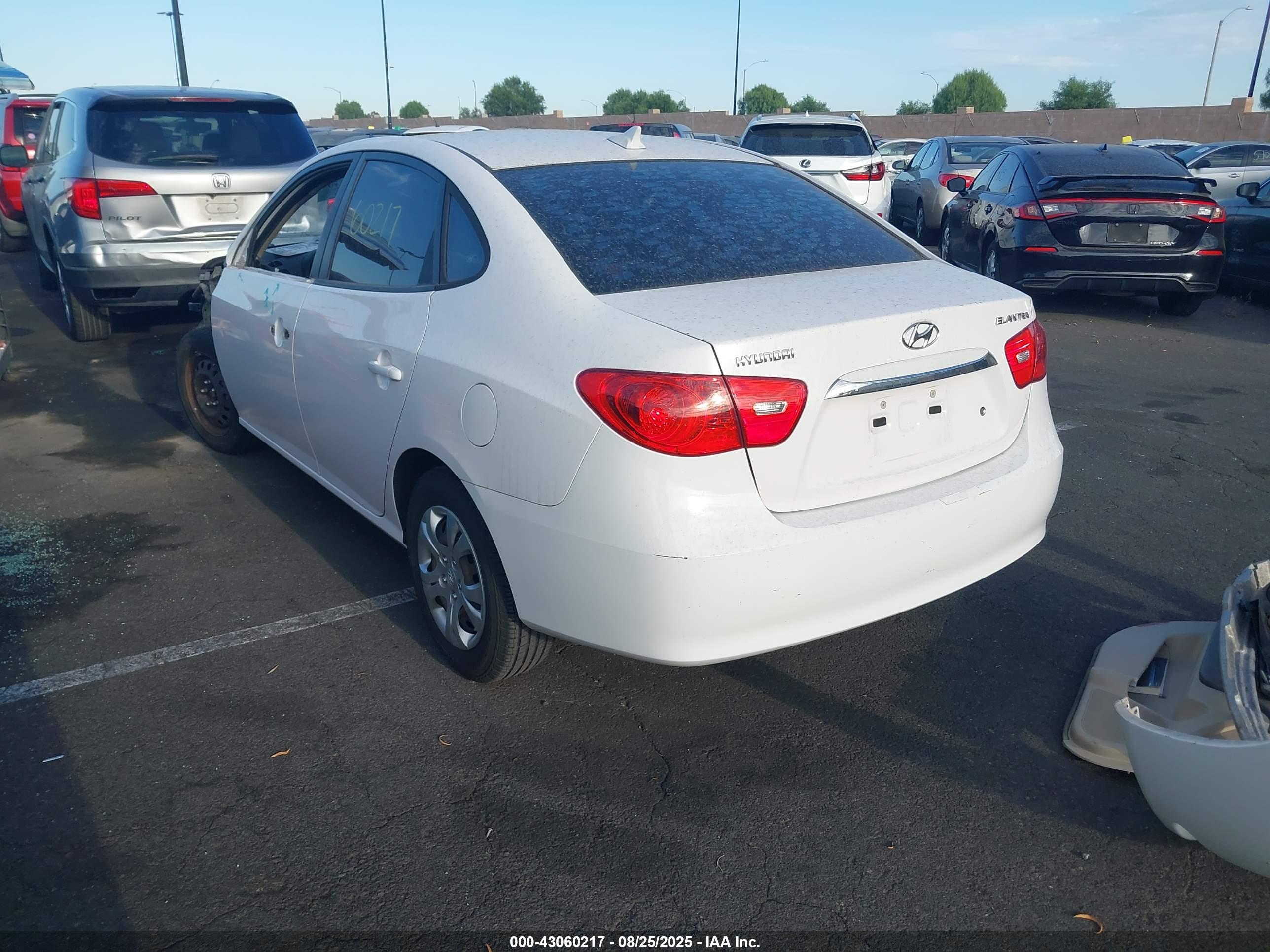 HYUNDAI ELANTRA image 3